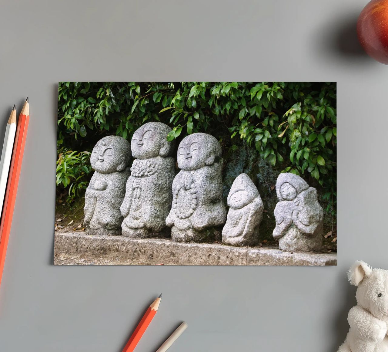 Steinerne Jizō-Statue in einem traditionellen japanischen Tempel Stickerbogen von Ben & Clo creations