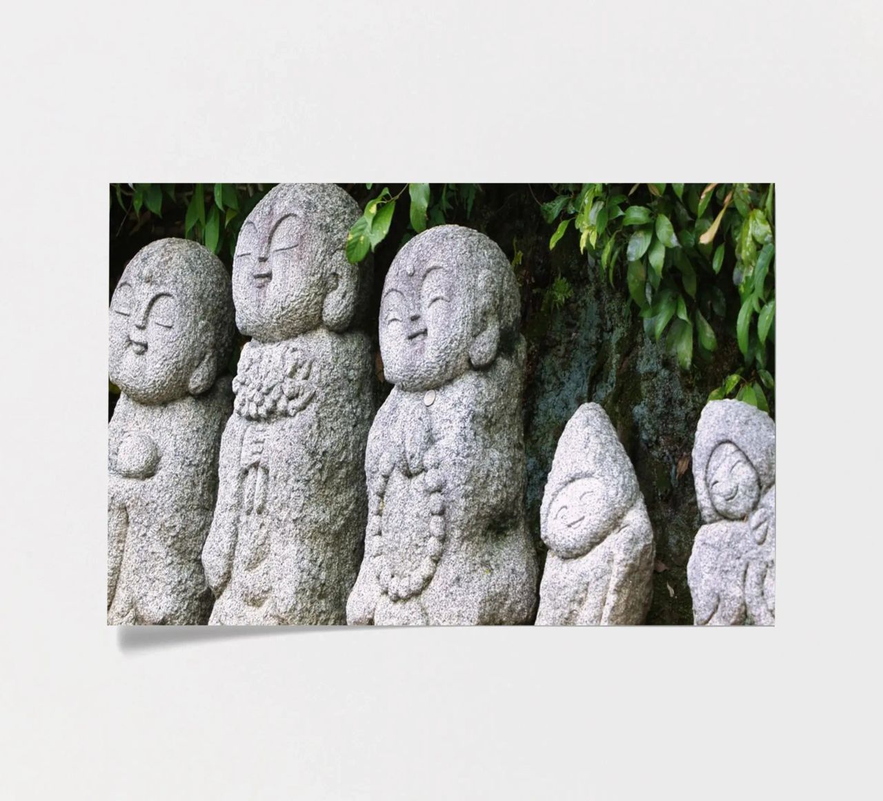 Steinerne Jizō-Statue in einem traditionellen japanischen Tempel Stickerbogen von Ben & Clo creations