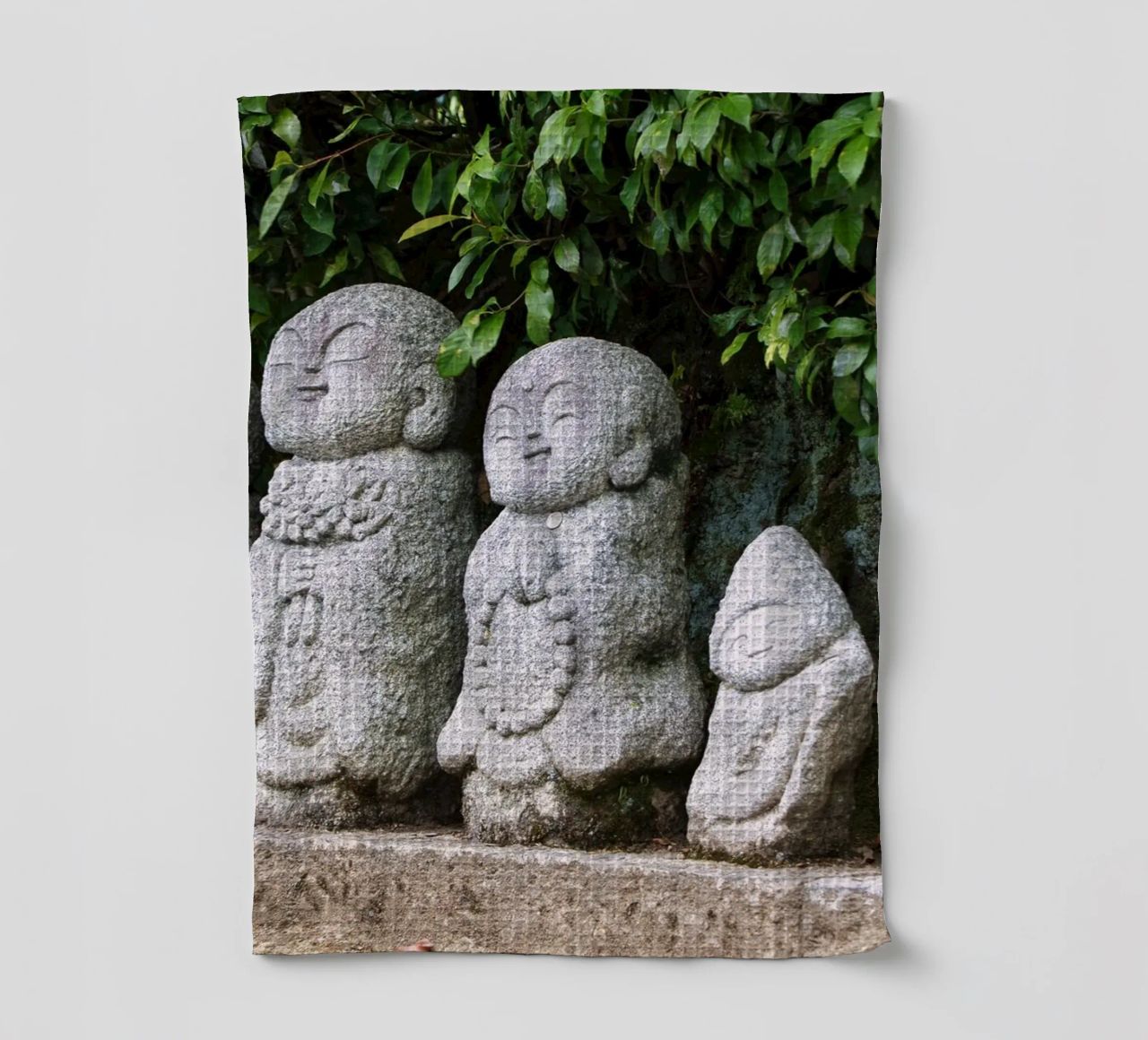 Steinerne Jizō-Statue in einem traditionellen japanischen Tempel Geschirrtuch von Ben & Clo creations