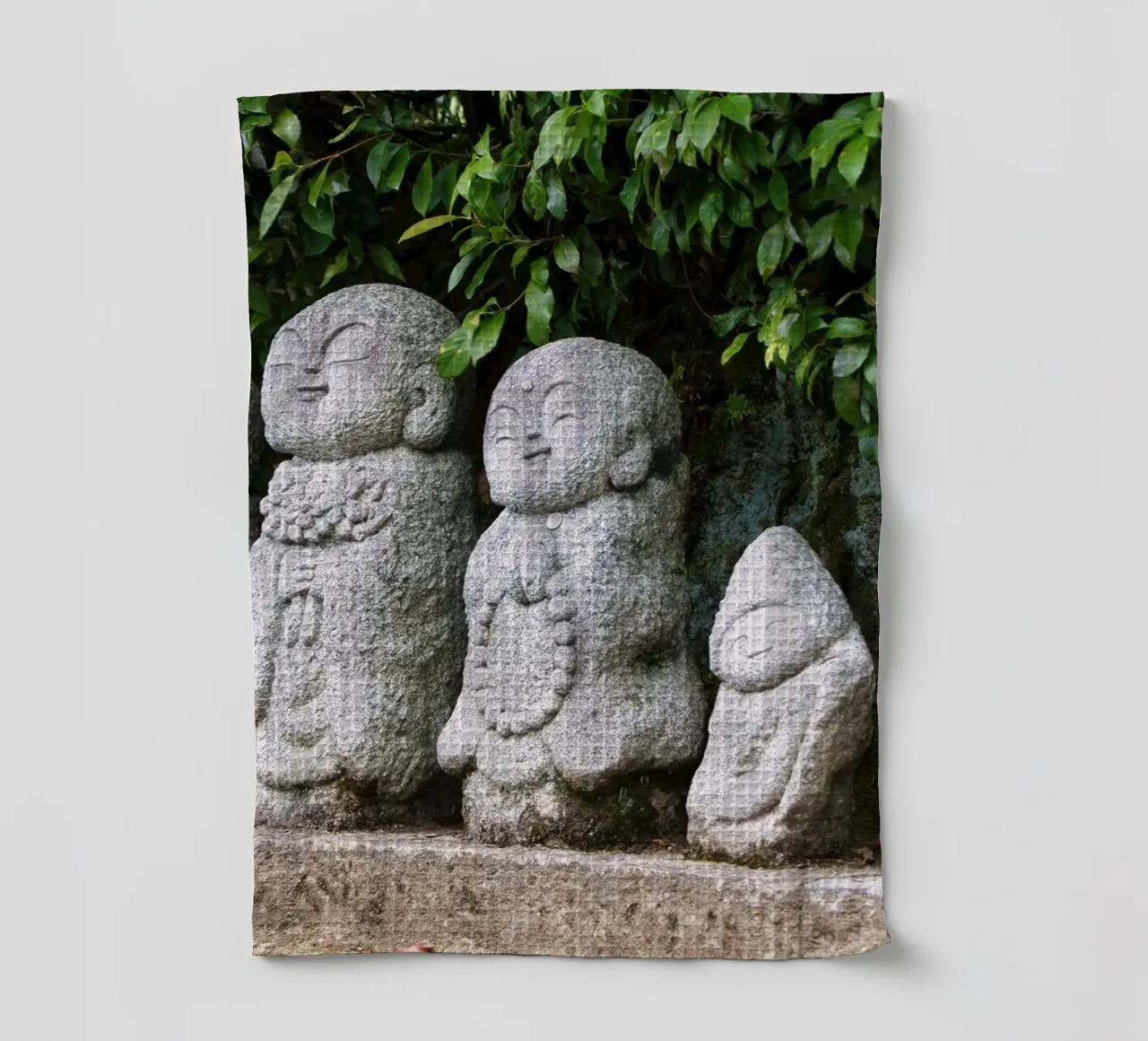 Estatua de piedra de Jizō en un templo tradicional japonés paño de cocina de Ben & Clo creations