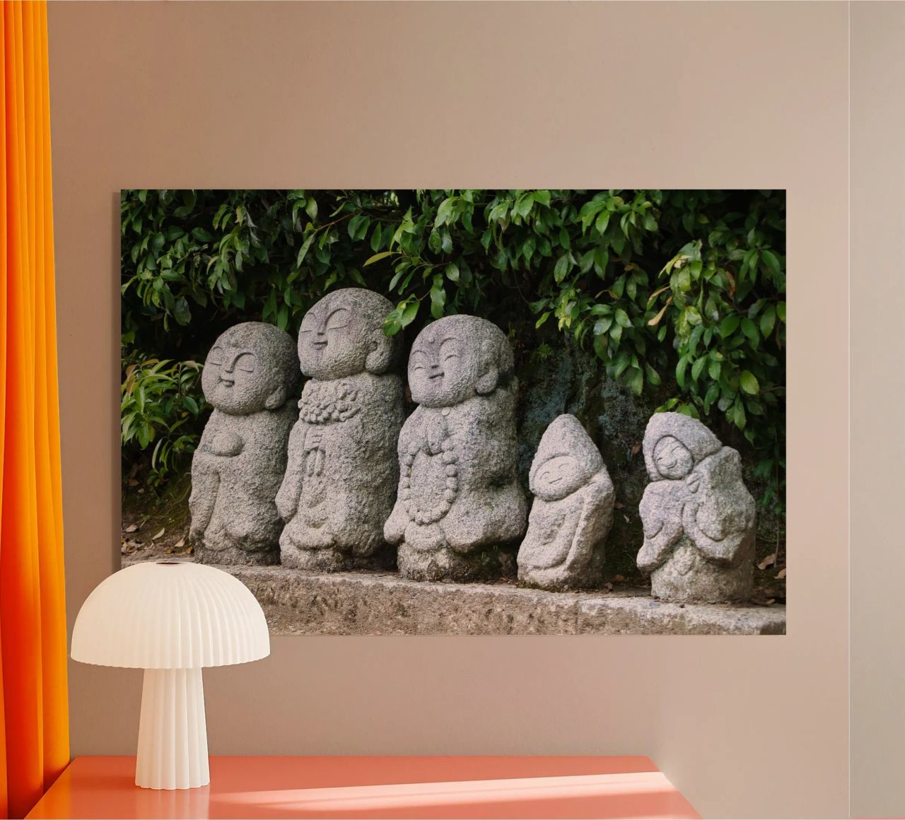 Steinerne Jizō-Statue in einem traditionellen japanischen Tempel Acryl-Glas von Ben & Clo creations