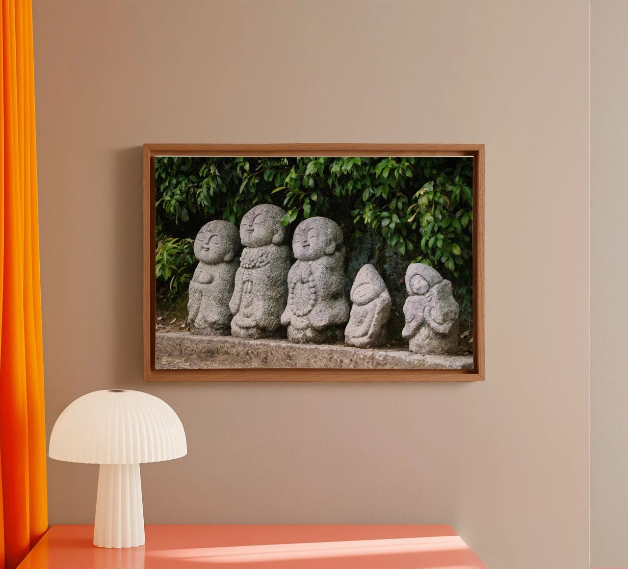 Steinerne Jizō-Statue in einem traditionellen japanischen Tempel Leinwand von Ben & Clo creations