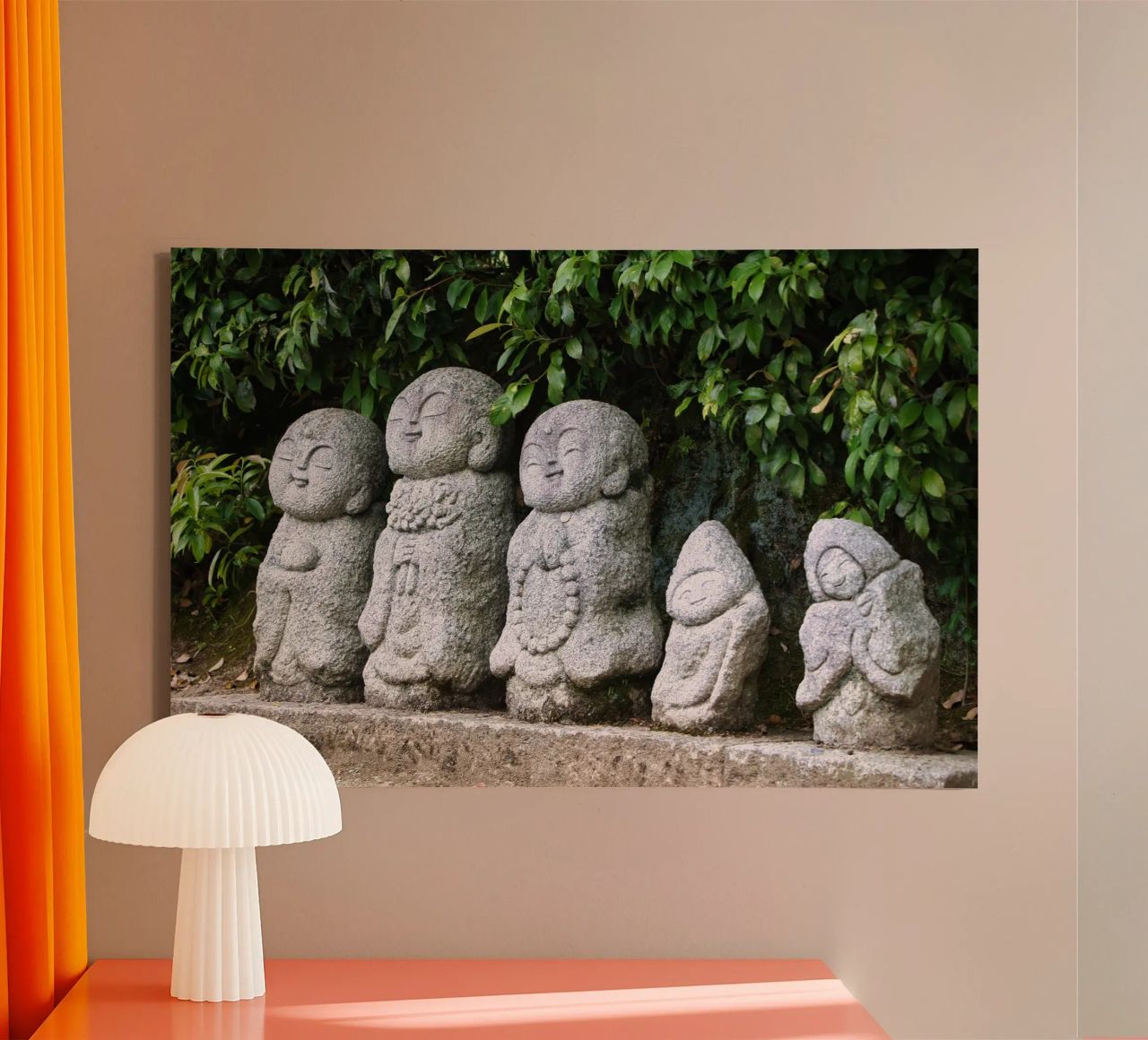 Steinerne Jizō-Statue in einem traditionellen japanischen Tempel Leinwand von Ben & Clo creations