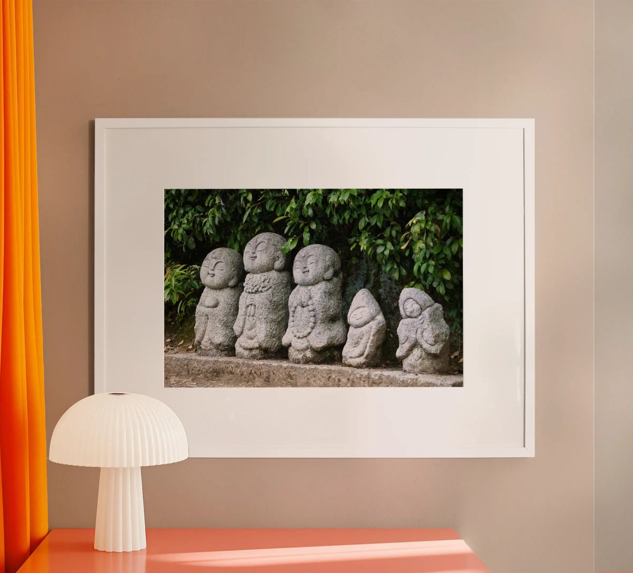 Steinerne Jizō-Statue in einem traditionellen japanischen Tempel Hahnemühle von Ben & Clo creations