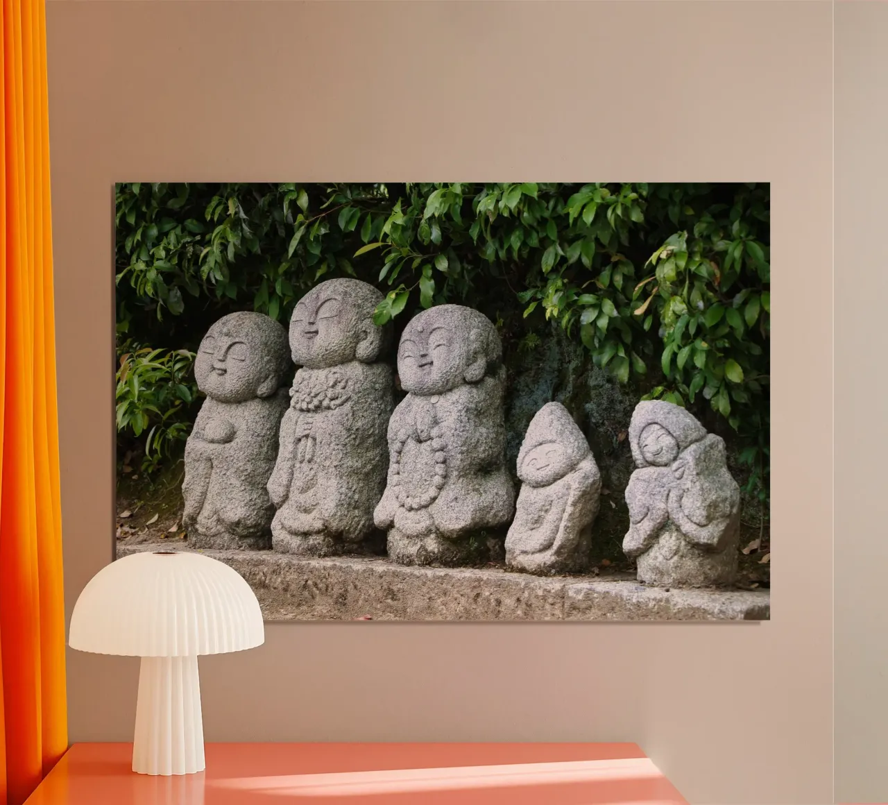 Statua di pietra di Jizō in un tempio tradizionale giapponese carta hahnemühle da Ben & Clo creations