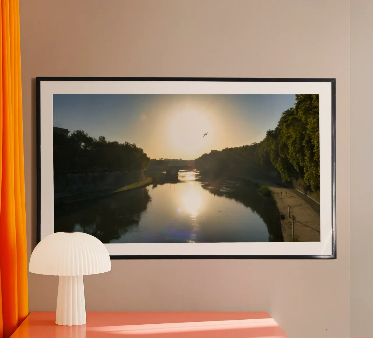 Tramonto sul Tevere - Serenissima vista sul fiume di Roma poster con telaio in plastica da Ben & Clo creations
