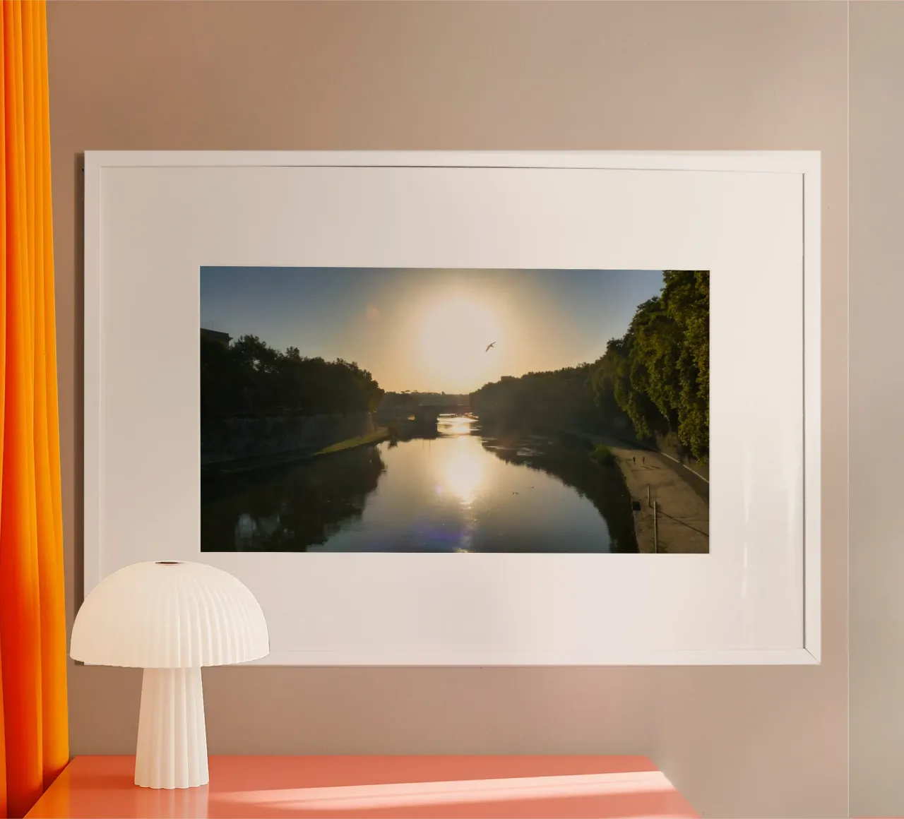 Tramonto sul Tevere - Serenissima vista sul fiume di Roma poster con telaio in plastica da Ben & Clo creations