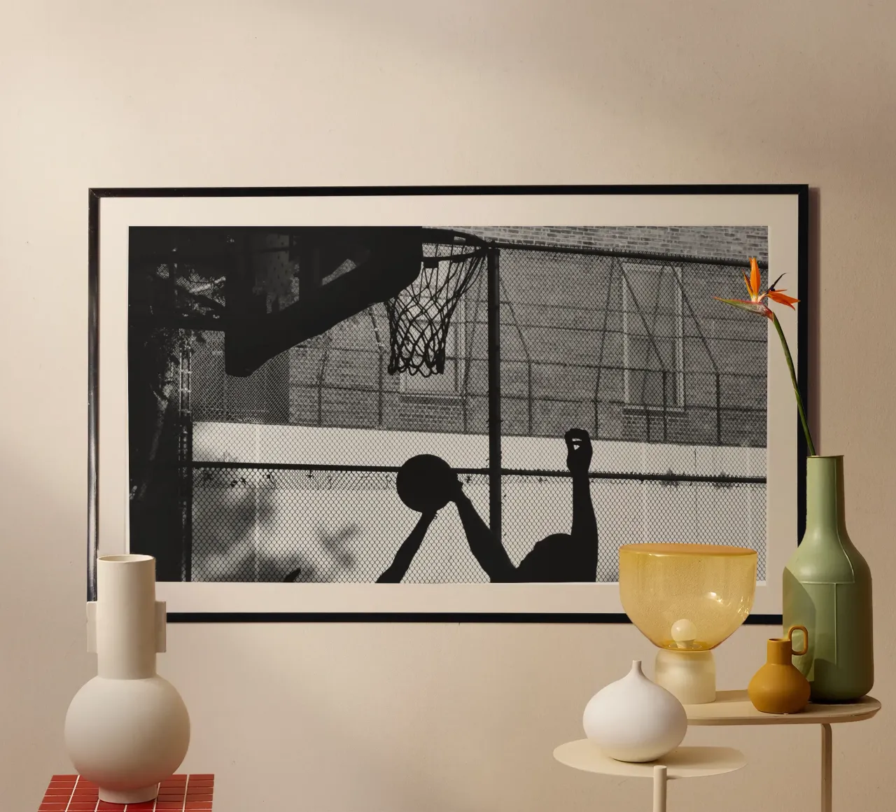 Basket-ball en clair-obscur à New York - Dynamic Urban Art poster avec cadre en aluminium de Ben & Clo creations