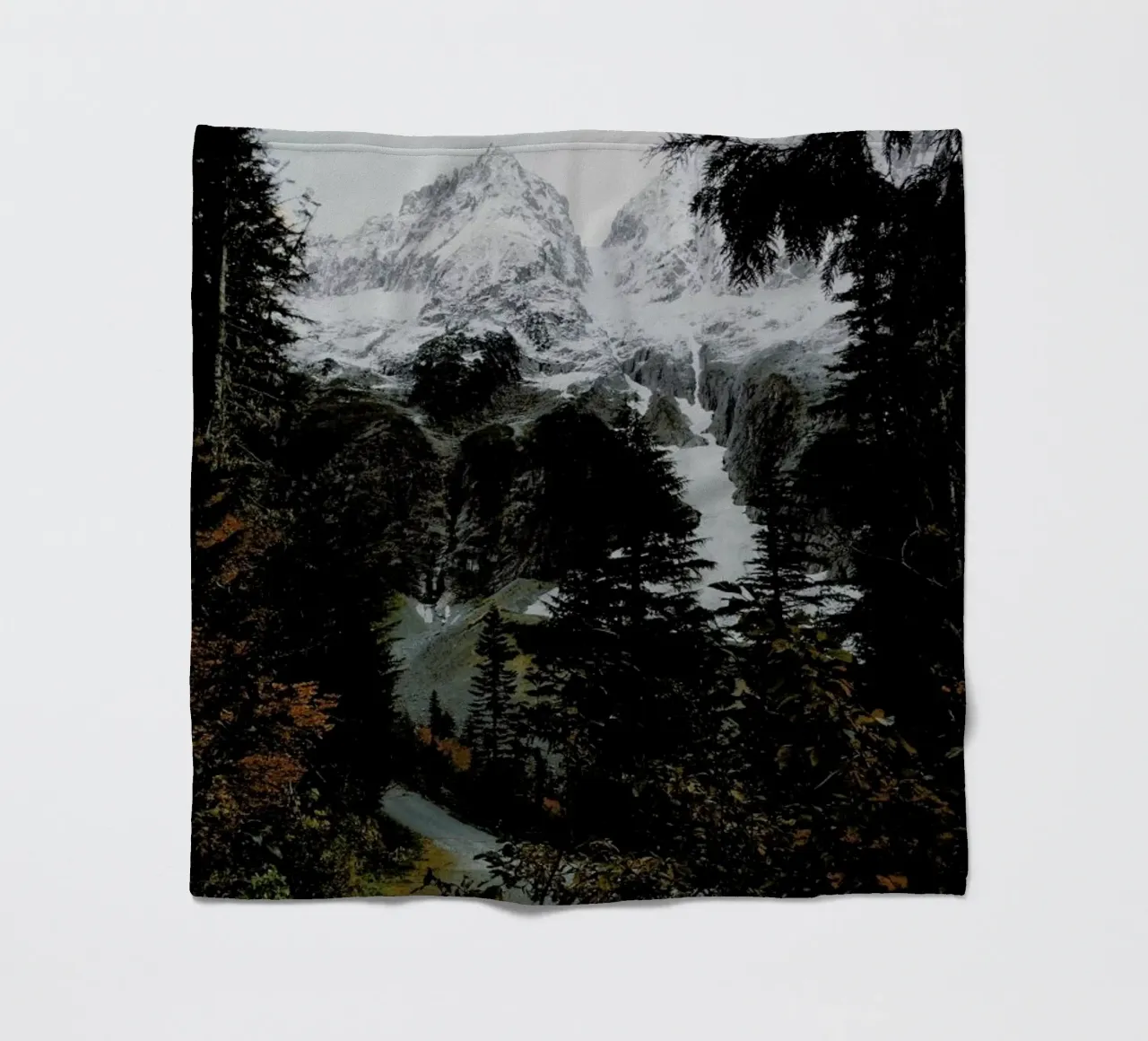 Cascade River RD coperta in pile da Kevin Russ