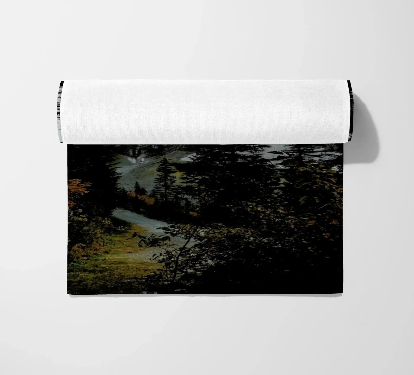 Cascade River RD Strandtuch von Kevin Russ