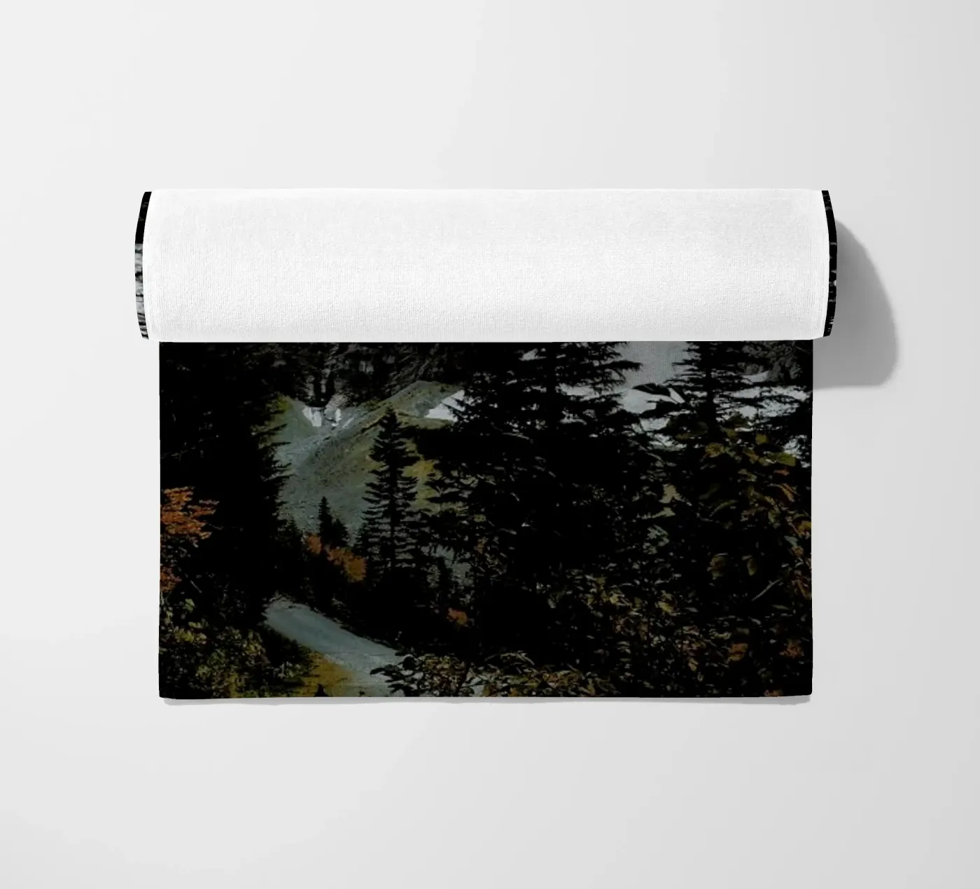 Cascade River RD Strandtuch von Kevin Russ