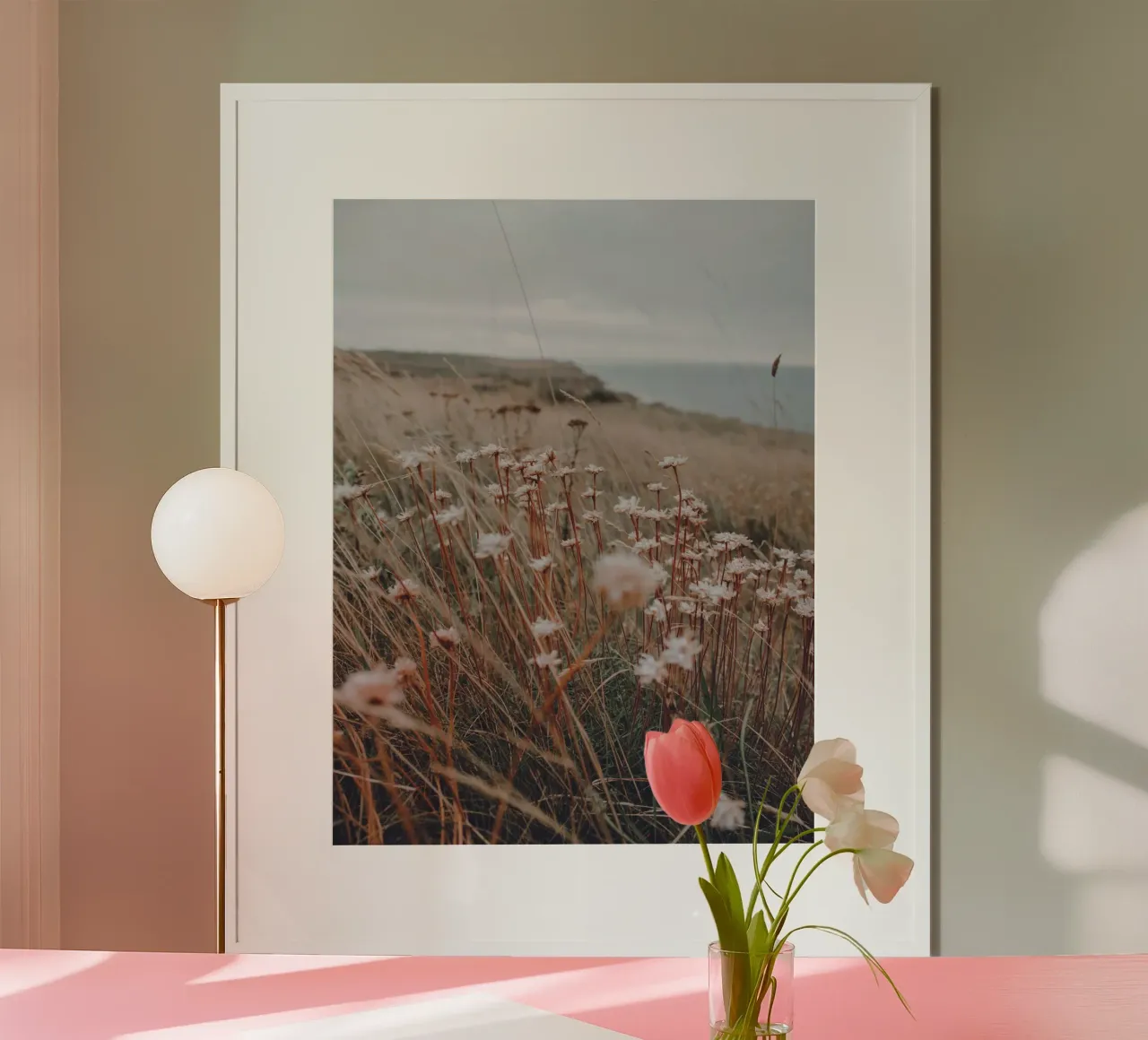 Douces fleurs côtières - Photographie de la nature dans un style vintage poster de Whole©