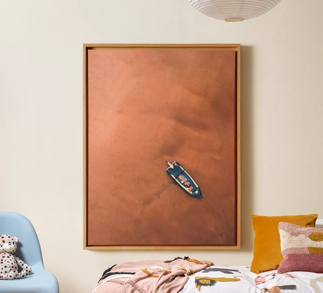 Boot op zand - Minimalistische kustkunst canvas met Baklijst van Whole©