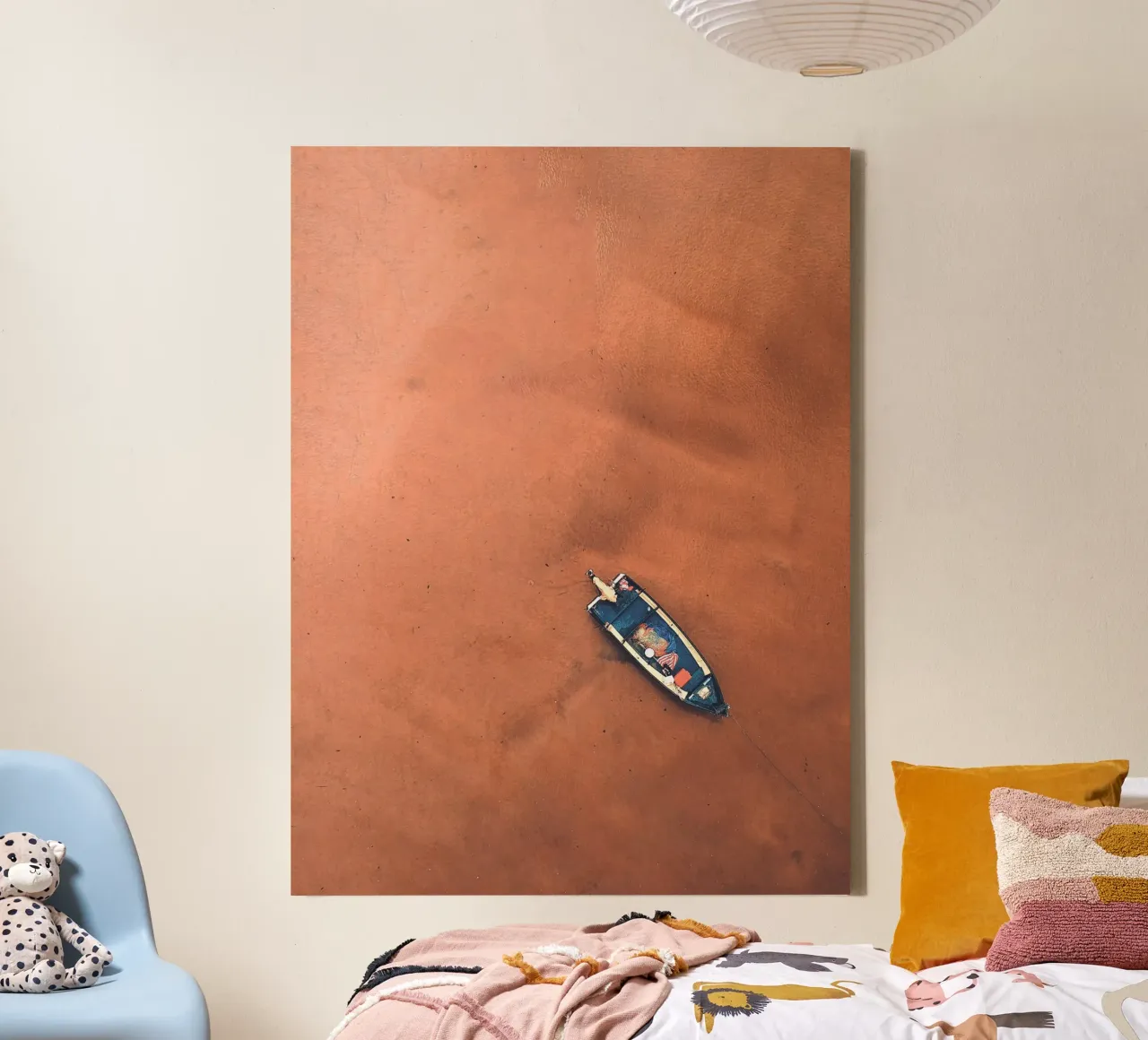 Boot op zand - Minimalistische kustkunst canvas met Baklijst van Whole©