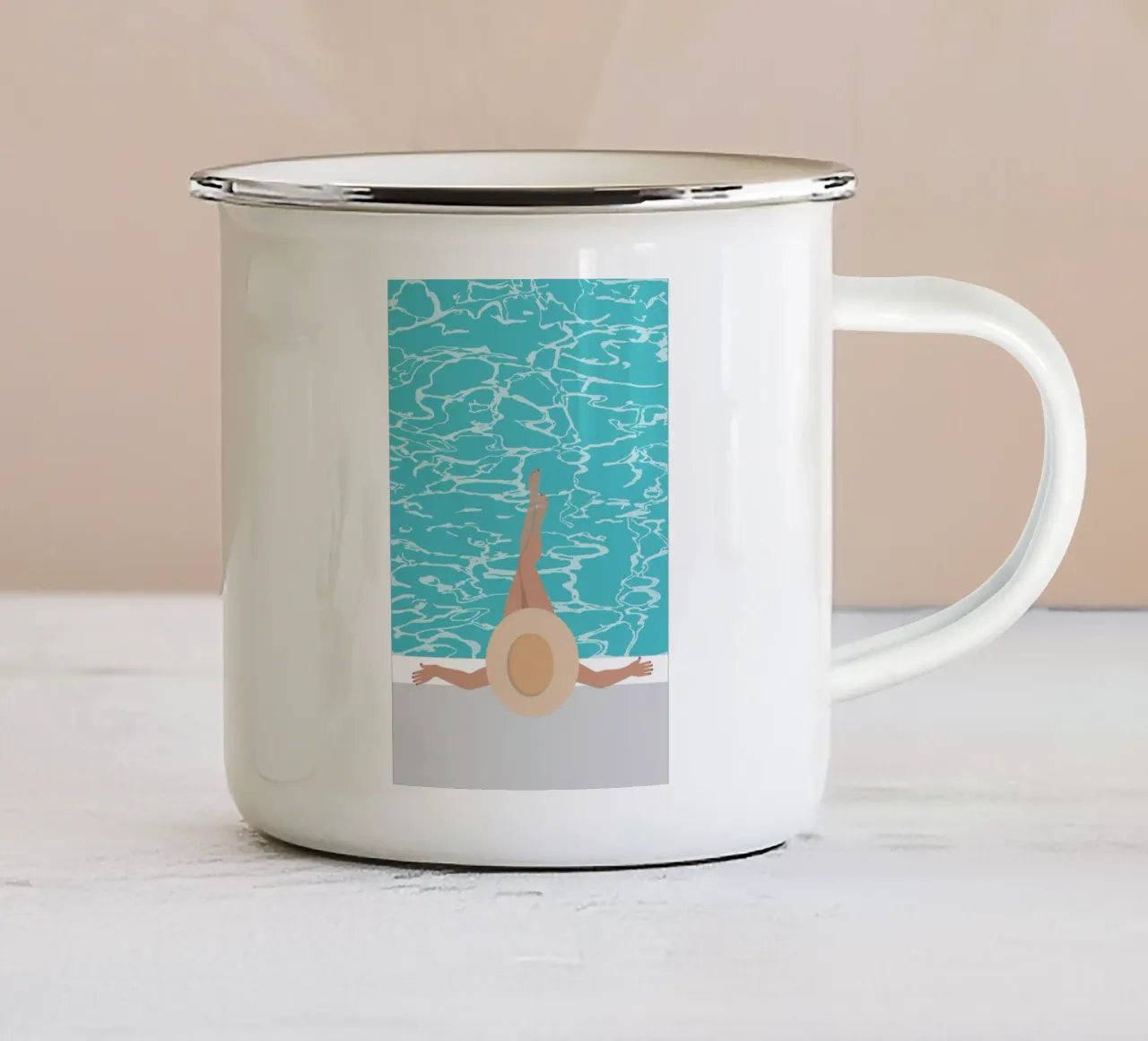 femme à chapeau au bord d'une piscine tazza in smalto da alexiableu