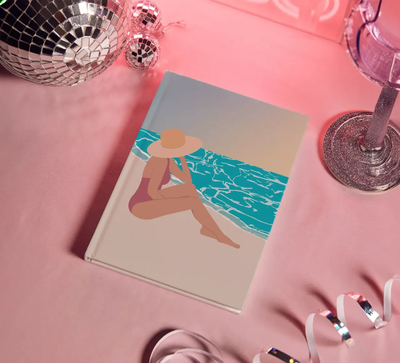 femme au chapeau assise sur la plage diario da alexiableu