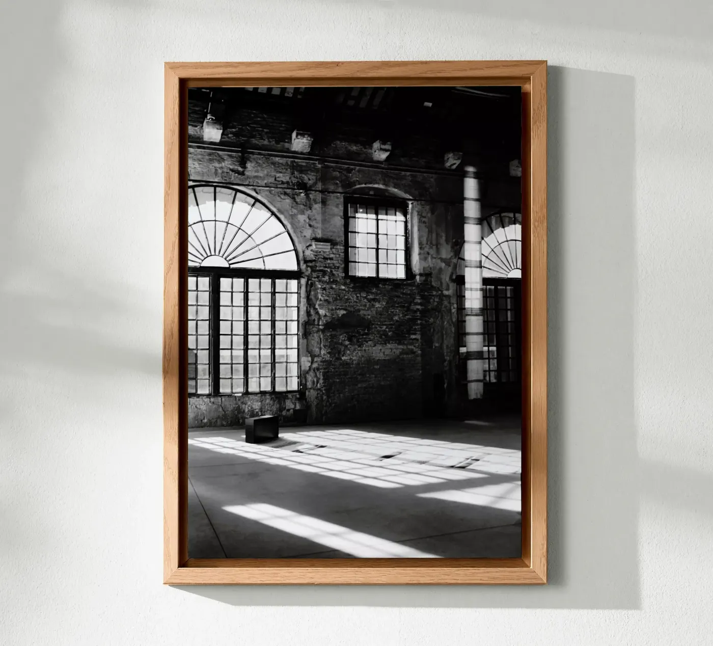 Zonnestralen, raam, zwart-wit, fotografie, puristisch forex-plaat van Raw & Rare