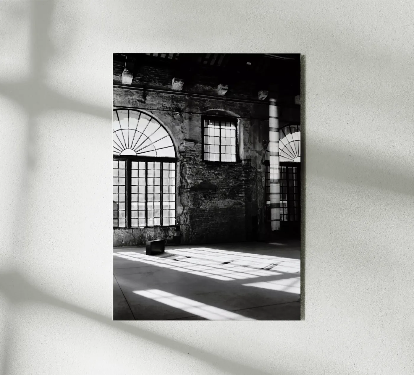 Zonnestralen, raam, zwart-wit, fotografie, puristisch forex-plaat van Raw & Rare