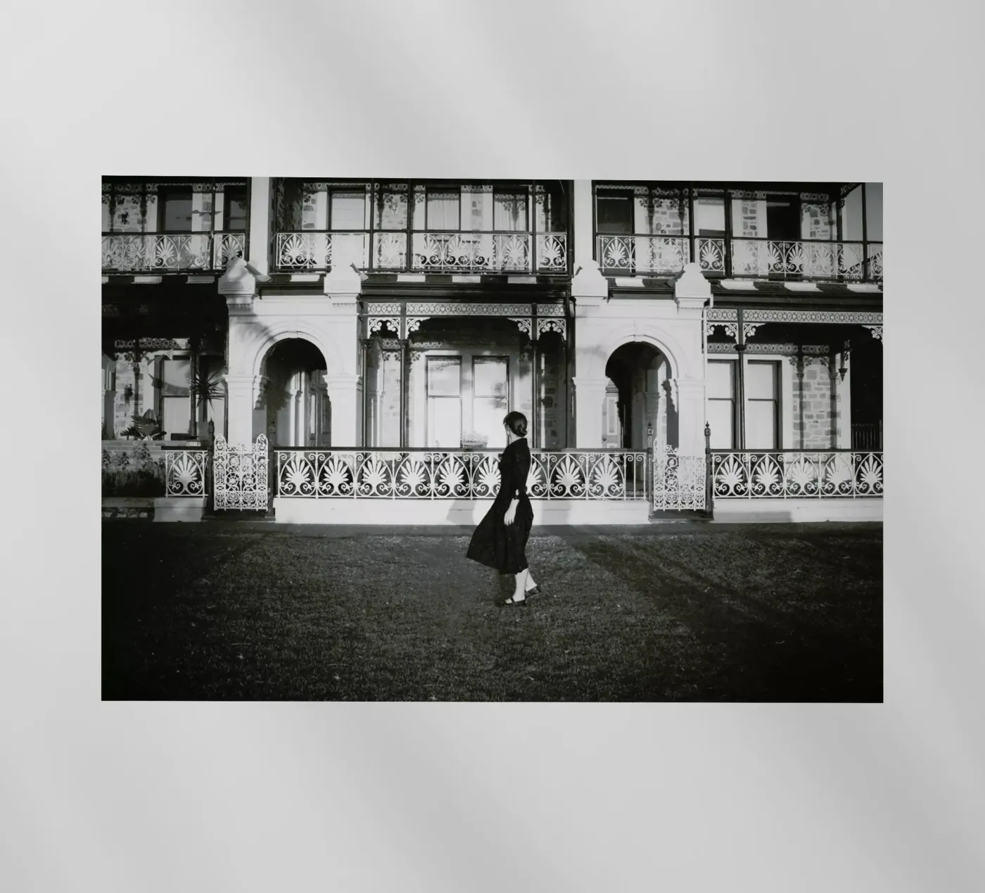 Grange pellicola backlit da Emma Zoe Brew