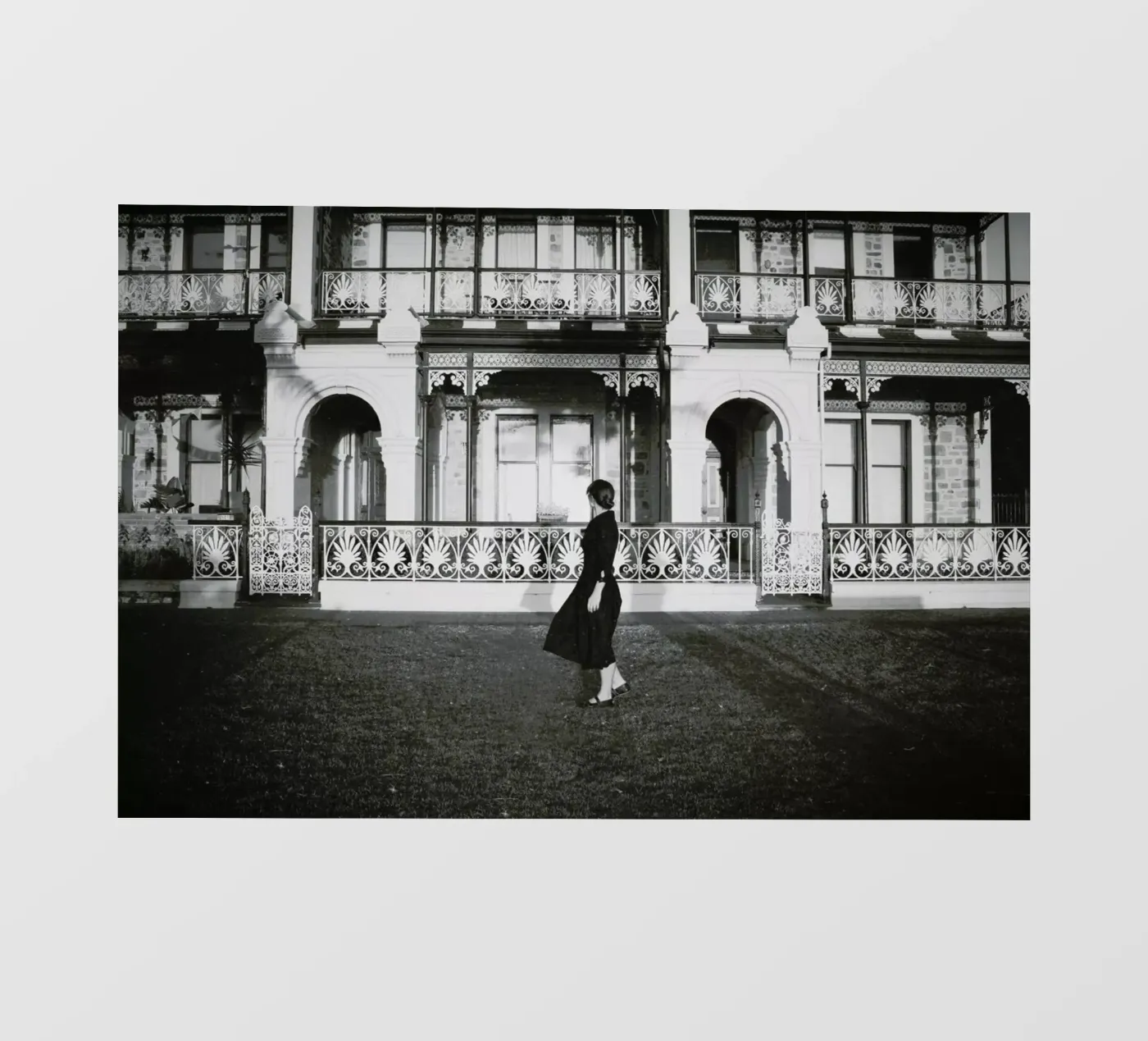 Grange pellicola backlit da Emma Zoe Brew