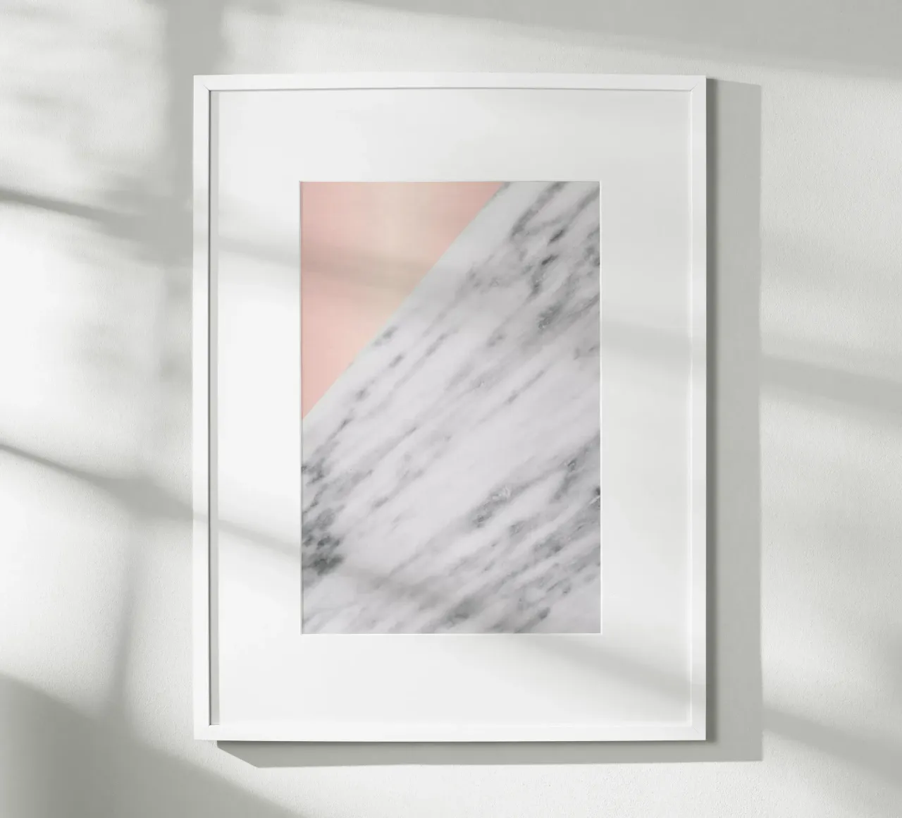 Real Italian Marble and Pink poster con telaio in alluminio da cafelab