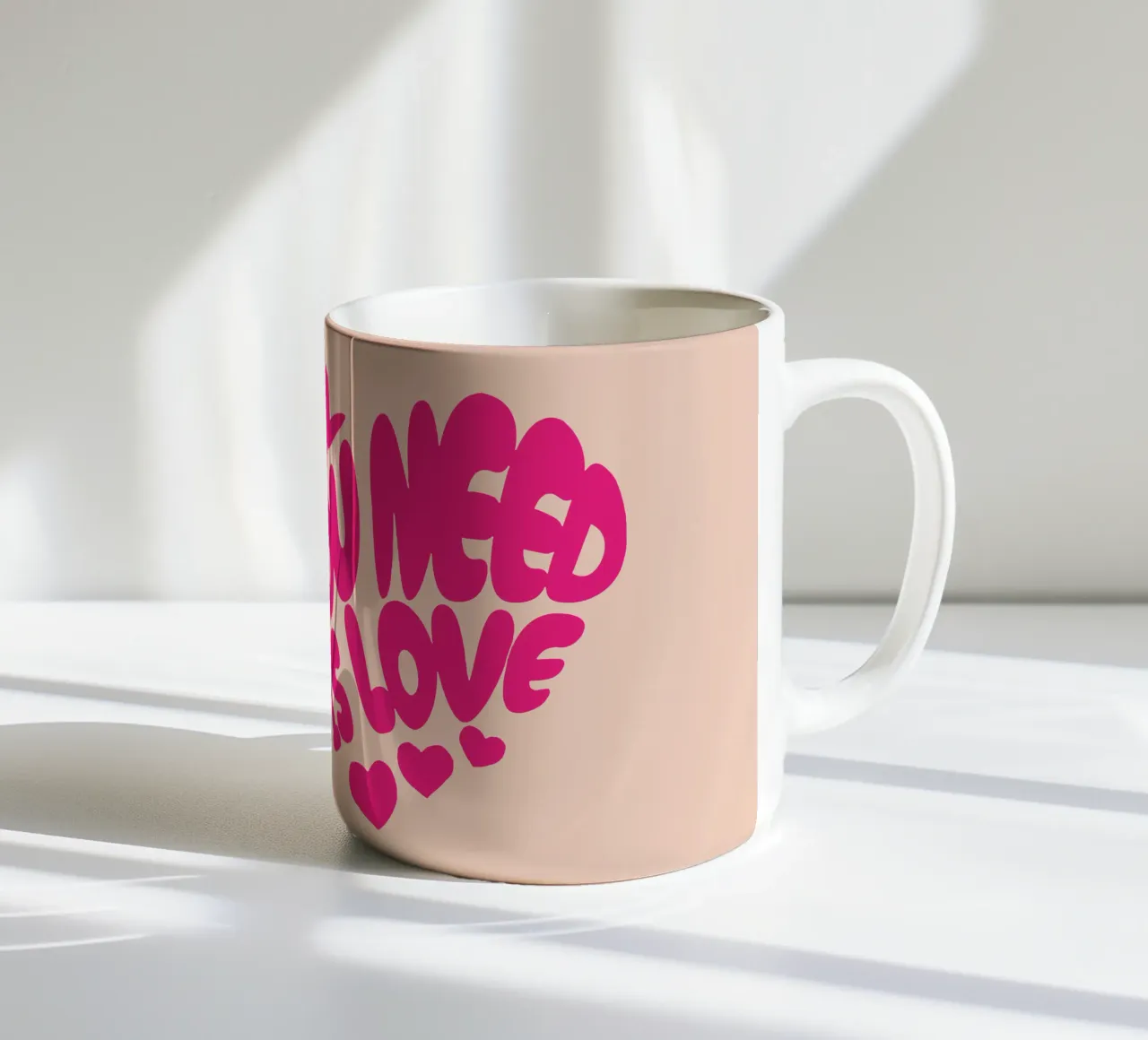 Tutto ciò che serve è l'amore tazza in ceramica da Gunawan Rb