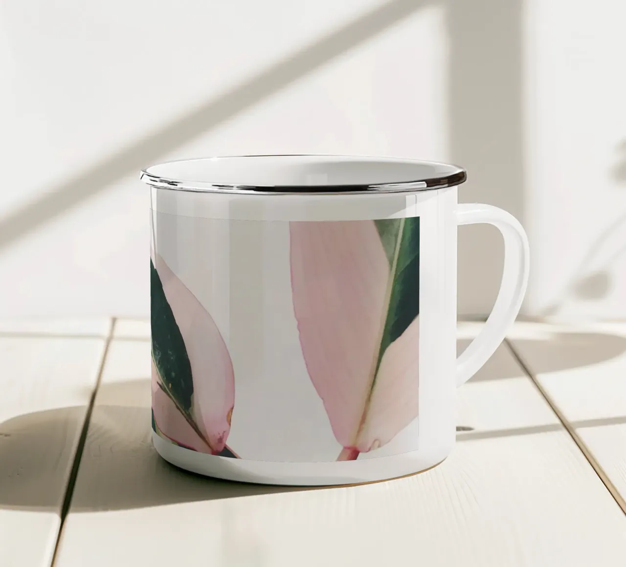 Foglie rosa II tazza in smalto da Cassia Beck Photography