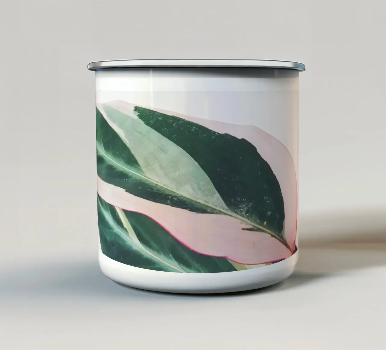Foglie rosa II tazza in smalto da Cassia Beck Photography