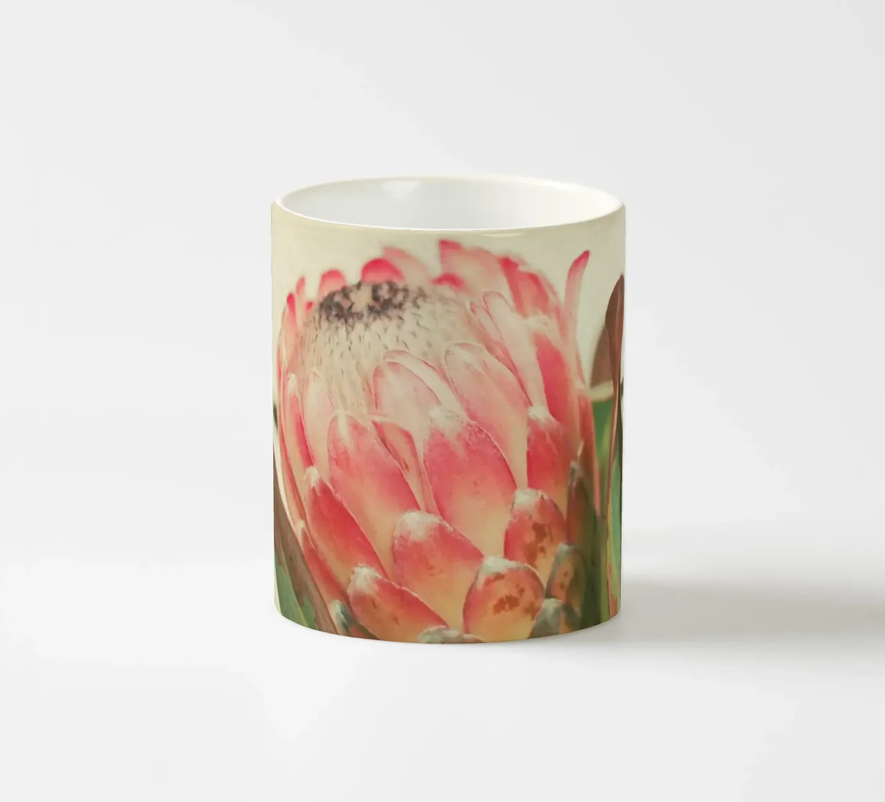 Ghiaccio rosa tazza in ceramica da Cassia Beck Photography
