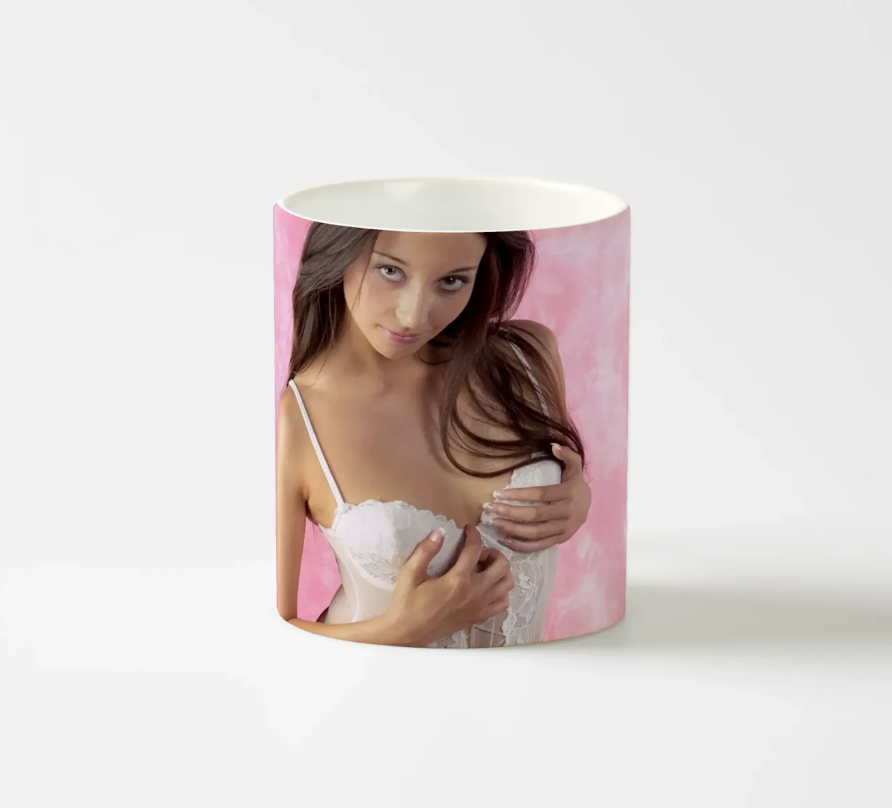 Biancheria intima bianca tazza in ceramica da Dave Hare Photography