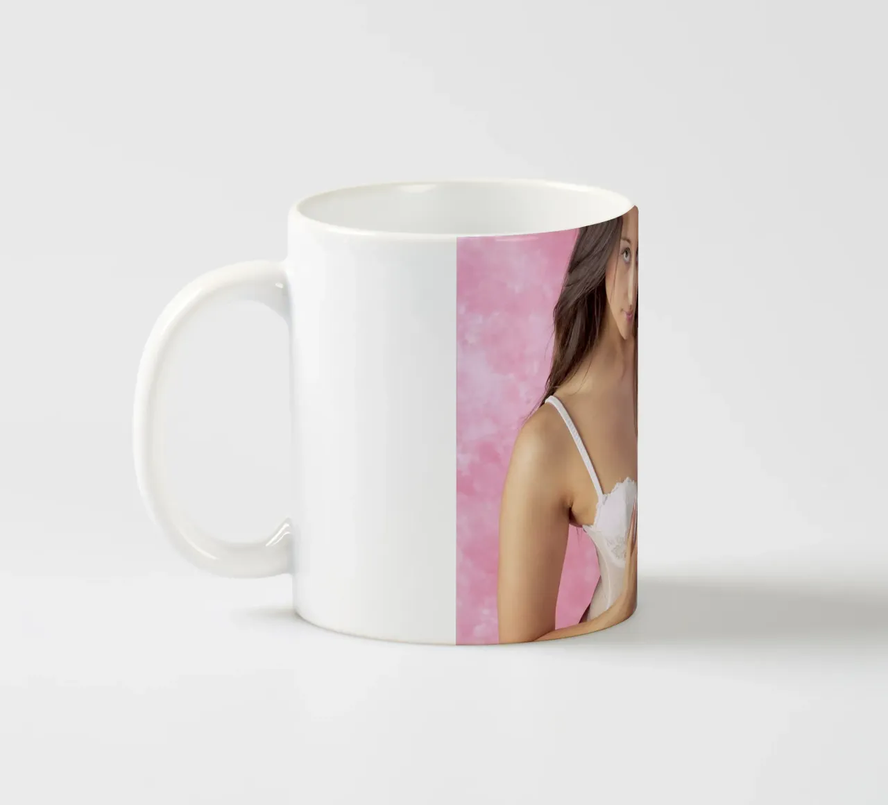 Biancheria intima bianca tazza in ceramica da Dave Hare Photography
