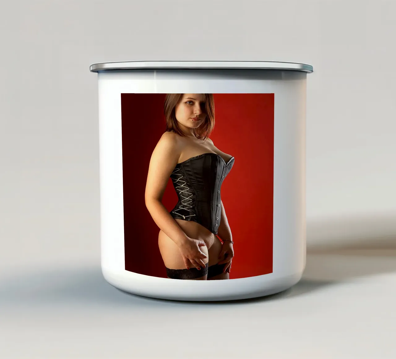 Alyona in a corset tazza in smalto da Dave Hare Photography