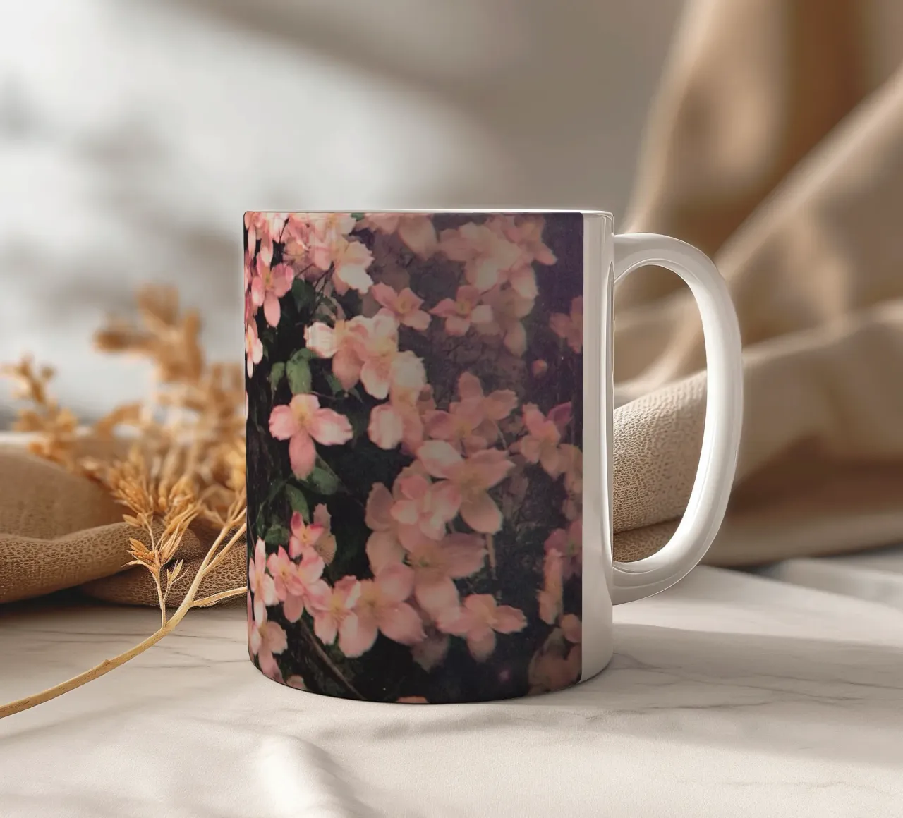 Lei pende luminosa tazza in ceramica da Cassia Beck Photography