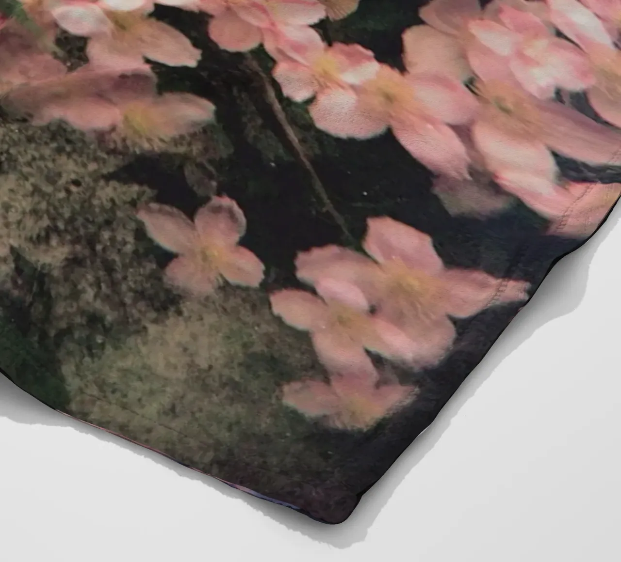 Lei pende luminosa coperta in pile da Cassia Beck Photography
