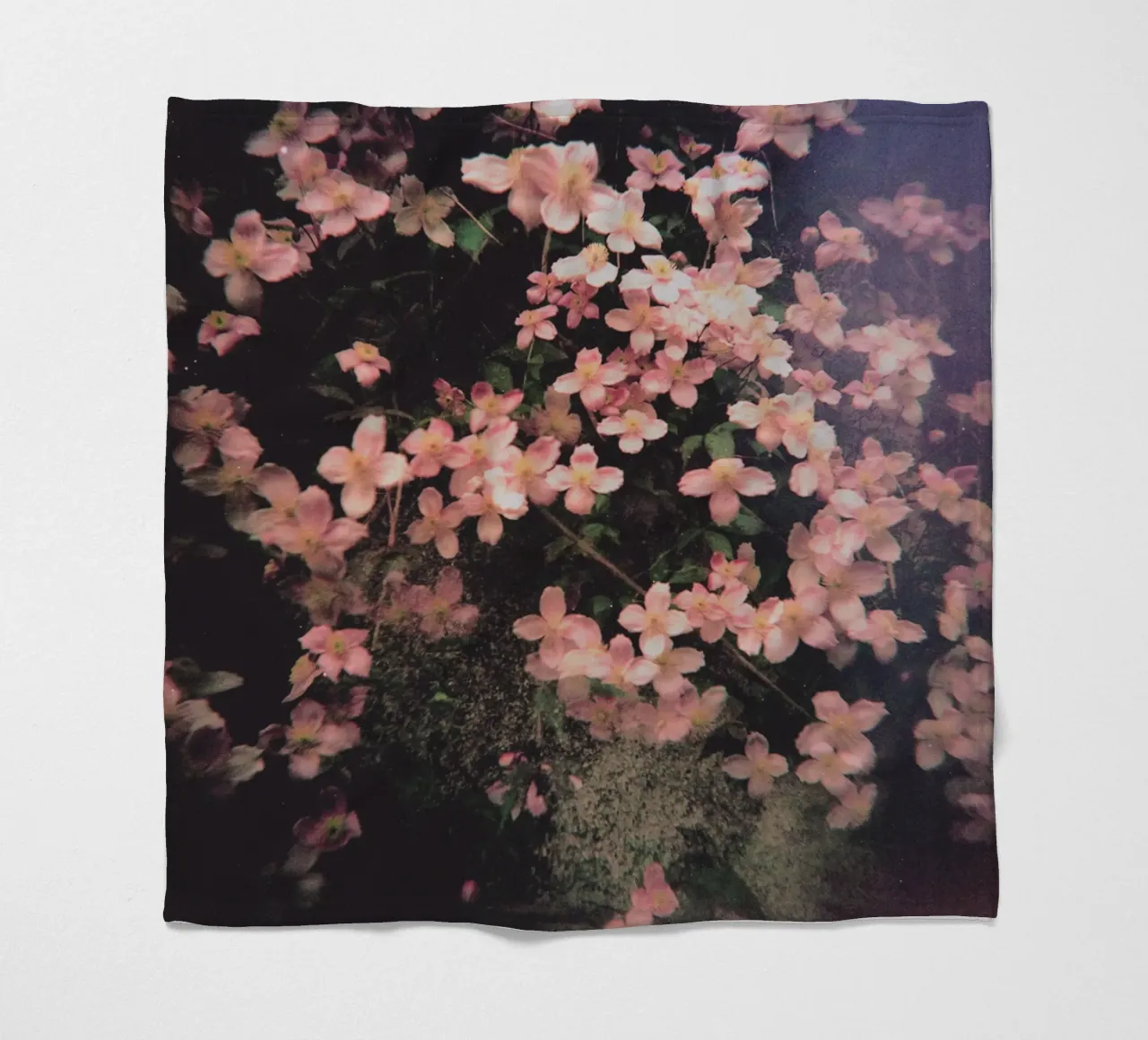 Lei pende luminosa coperta in pile da Cassia Beck Photography