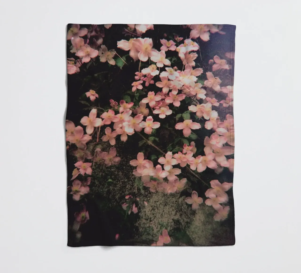Lei pende luminosa coperta in pile da Cassia Beck Photography