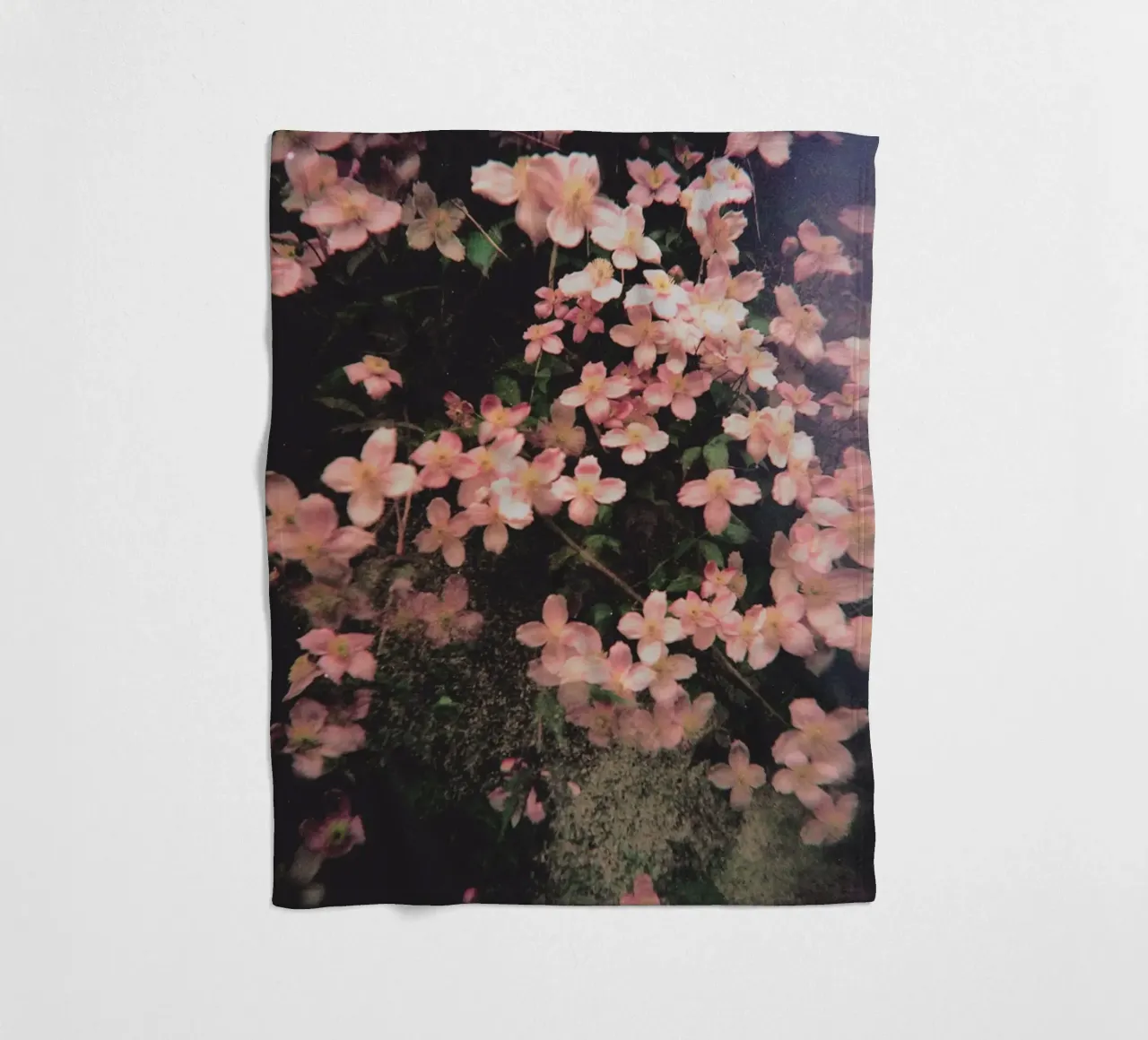 Lei pende luminosa coperta in pile da Cassia Beck Photography