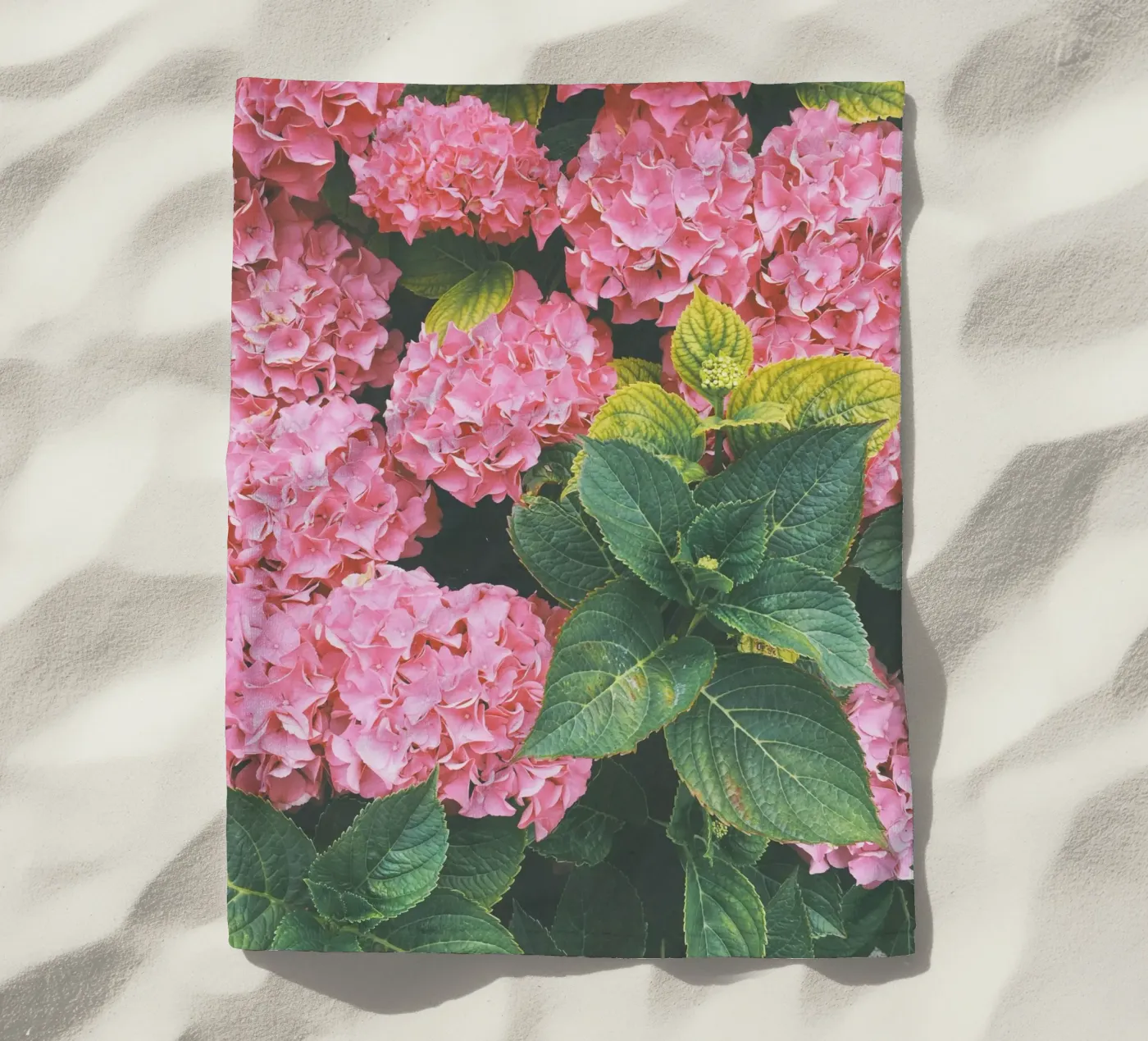 Hydrangea strandhanddoek van Cassia Beck Photography