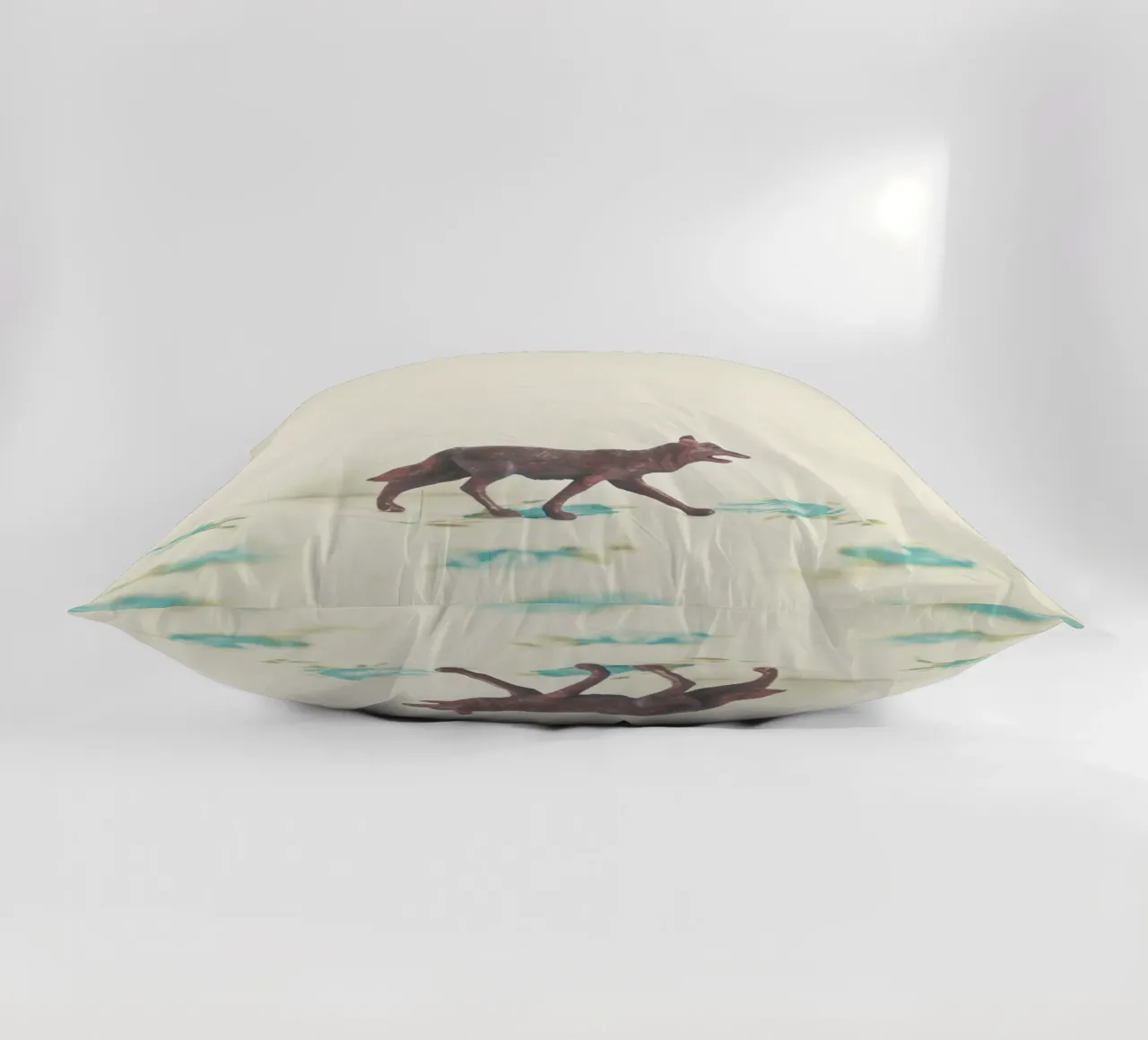 Lupo errante cuscino da Cassia Beck Photography