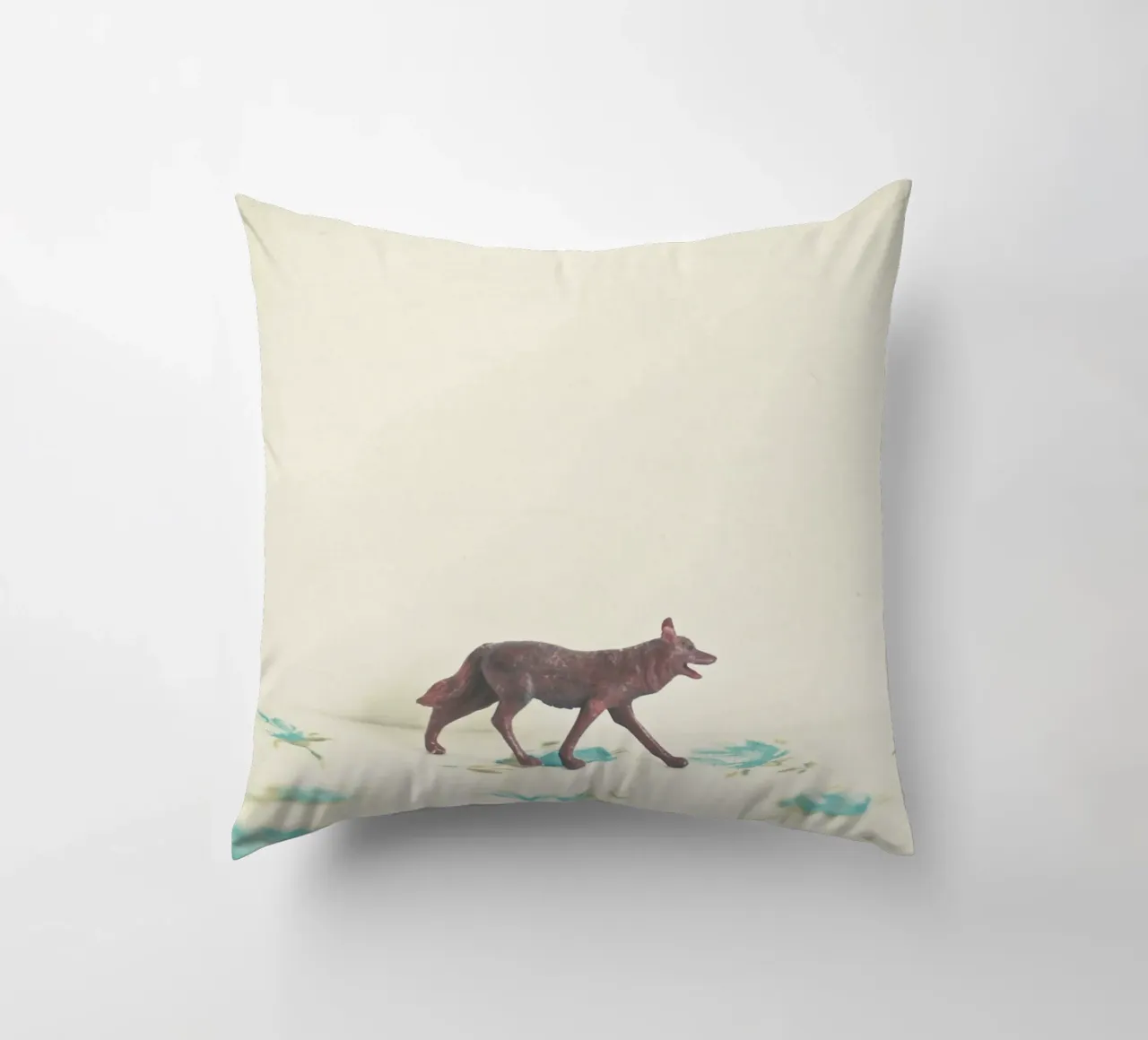 Lupo errante cuscino da Cassia Beck Photography