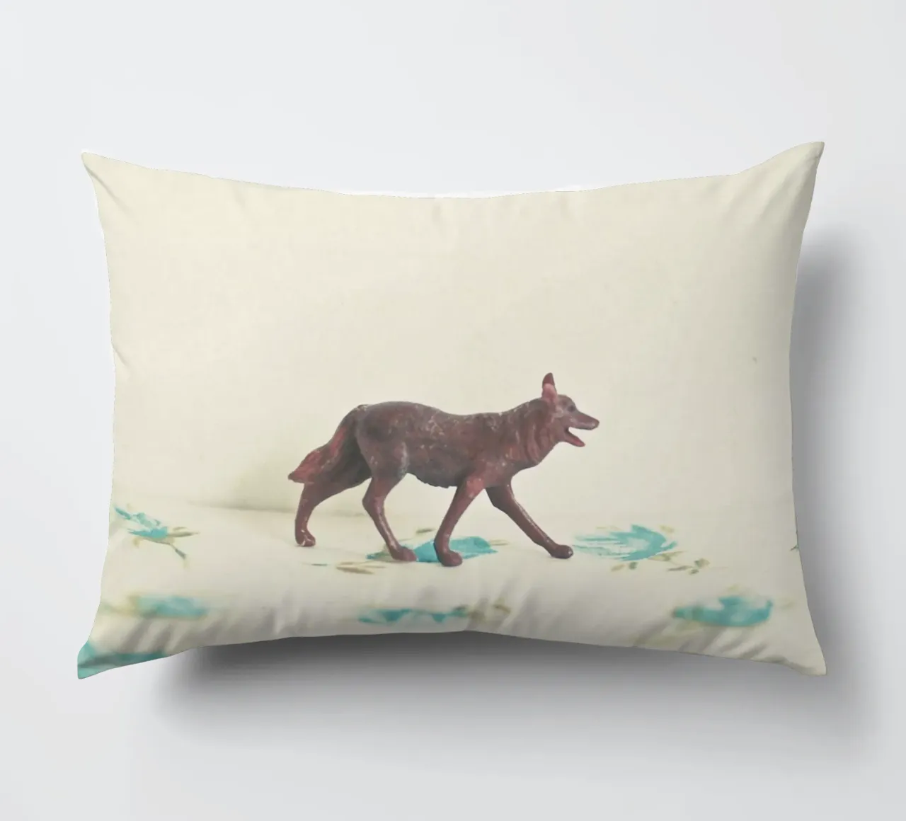 Lupo errante cuscino da Cassia Beck Photography