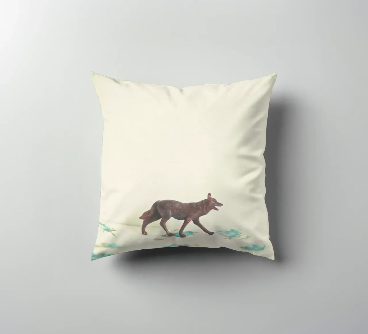 Lupo errante cuscino da Cassia Beck Photography