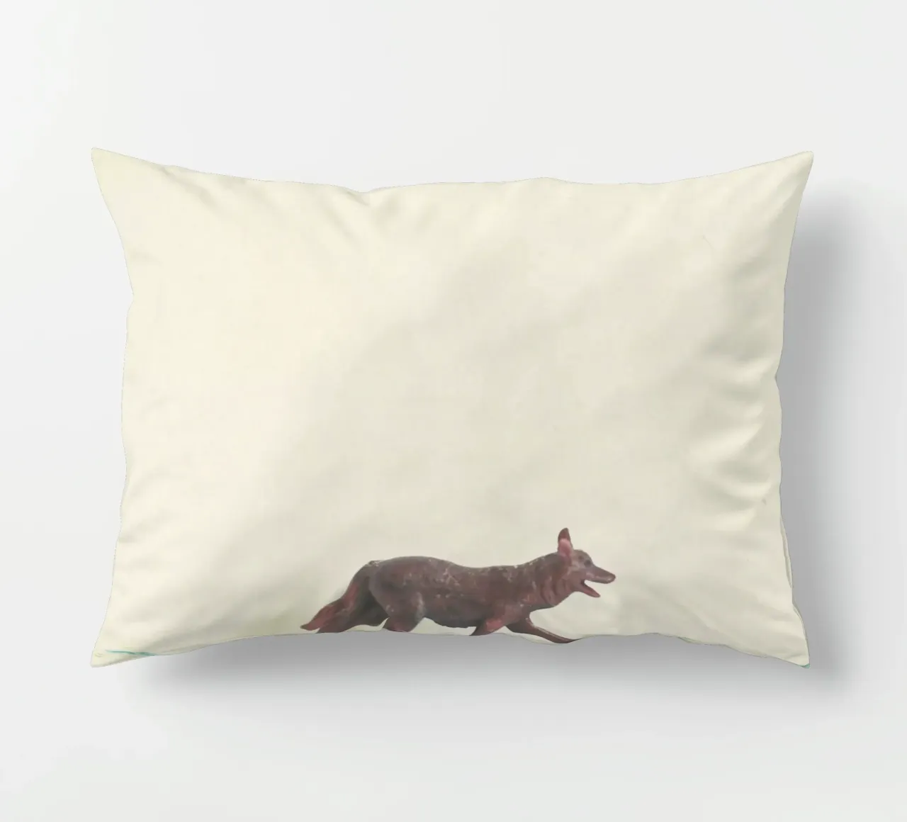 Lupo errante cuscino da Cassia Beck Photography