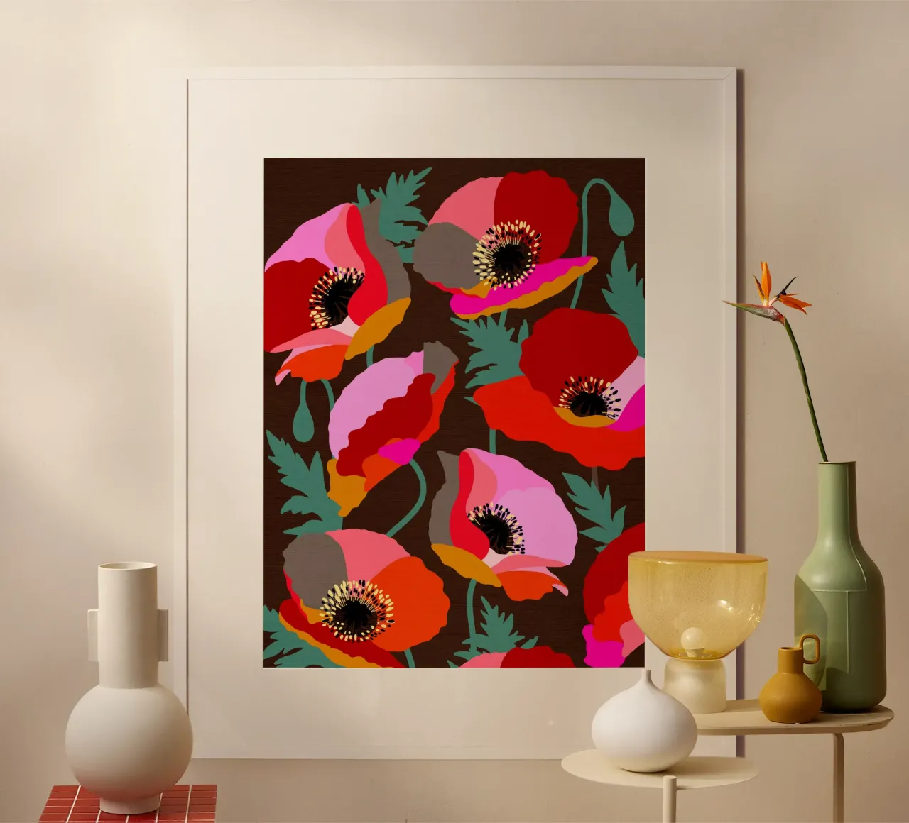 Audace rosa e papaveri rossi floreali Botanica su marrone poster con telaio in alluminio da Dominique Vari