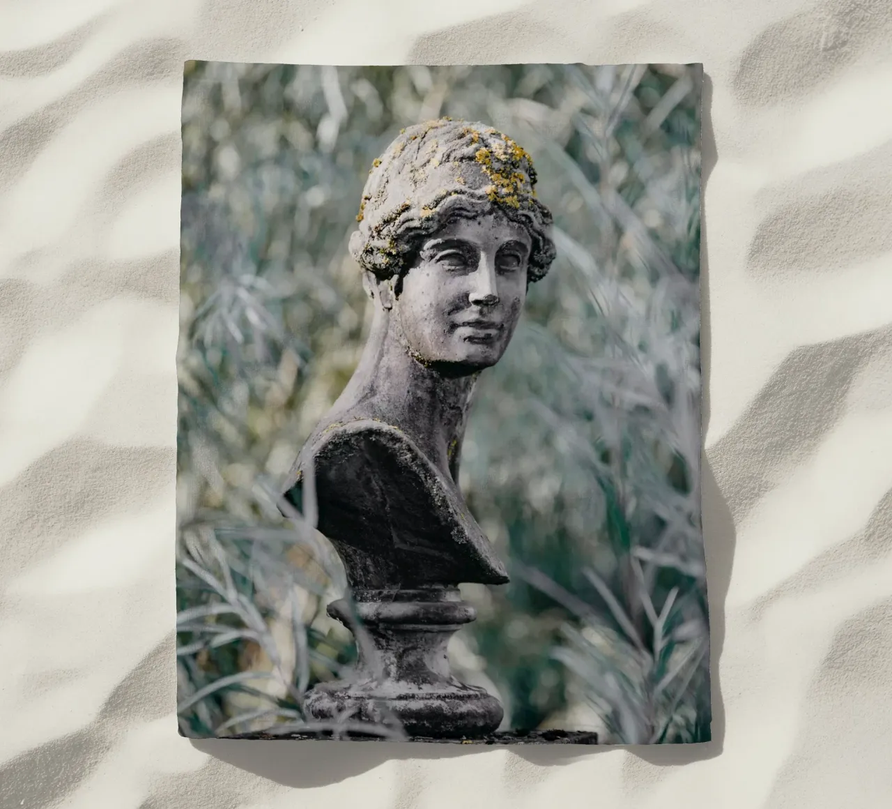 Nostalgica statua di pietra telo mare da Carinaprint