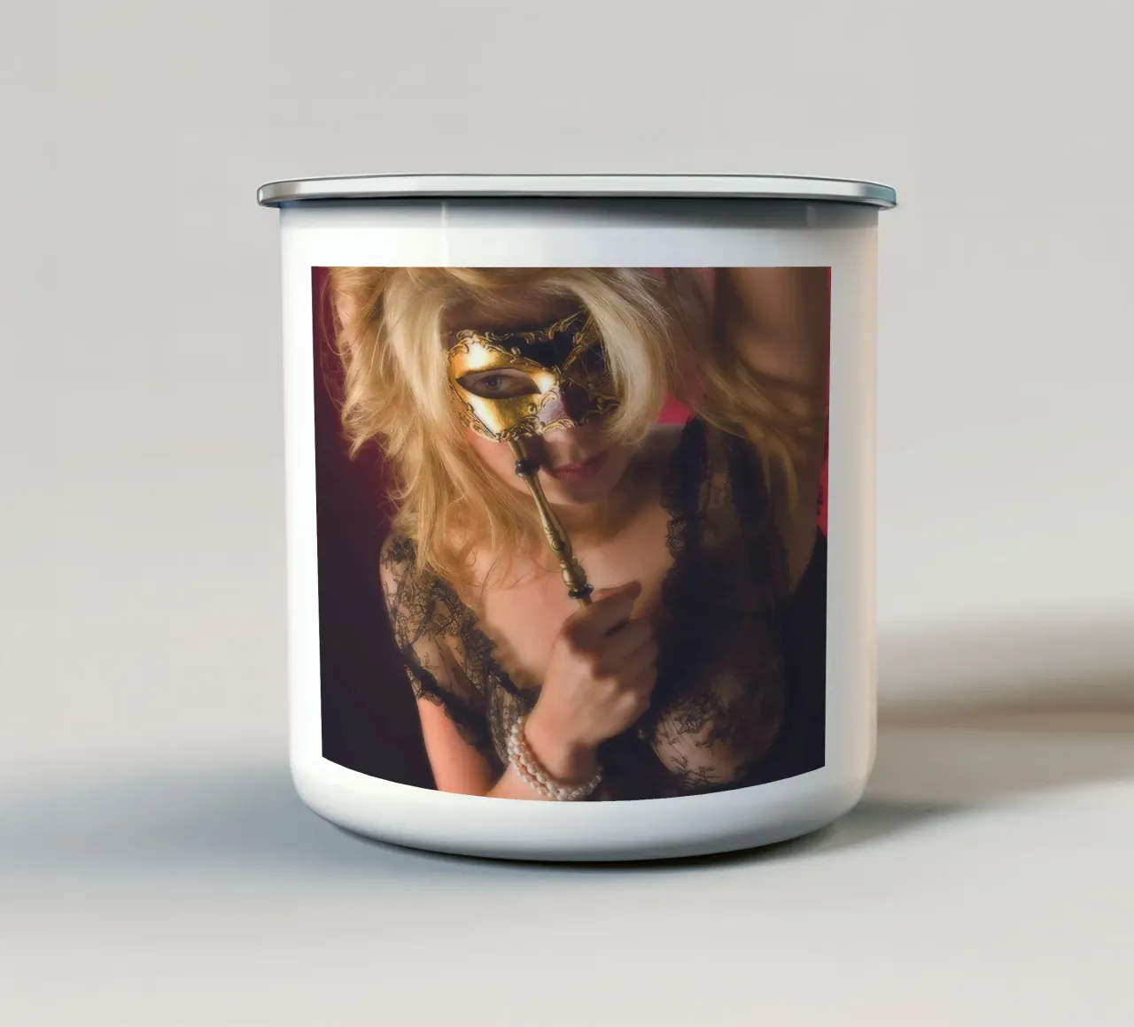 Modello mascherato tazza in smalto da Dave Hare Photography