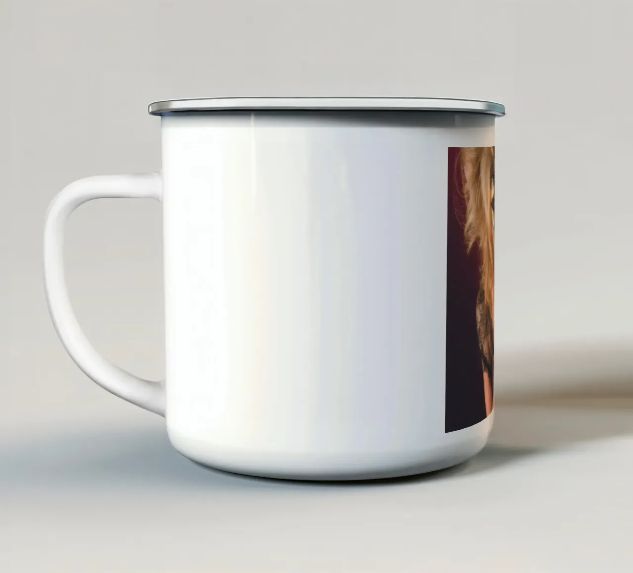 Modello mascherato tazza in smalto da Dave Hare Photography