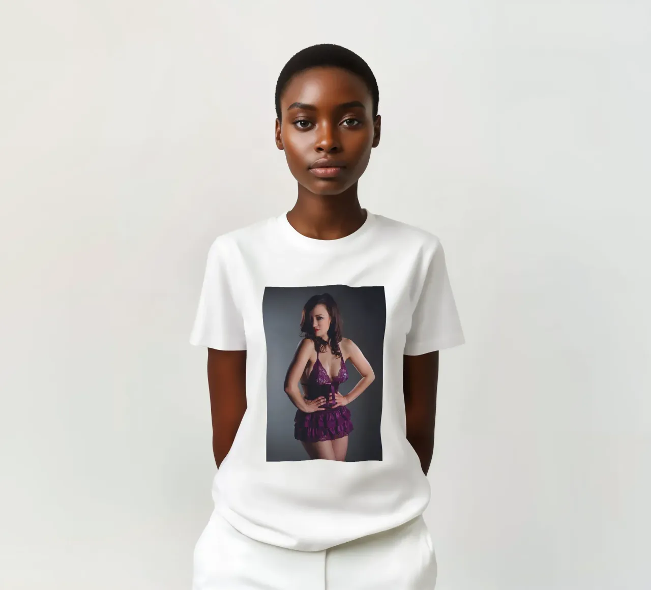 Bettsie in viola t-shirt da Dave Hare Photography