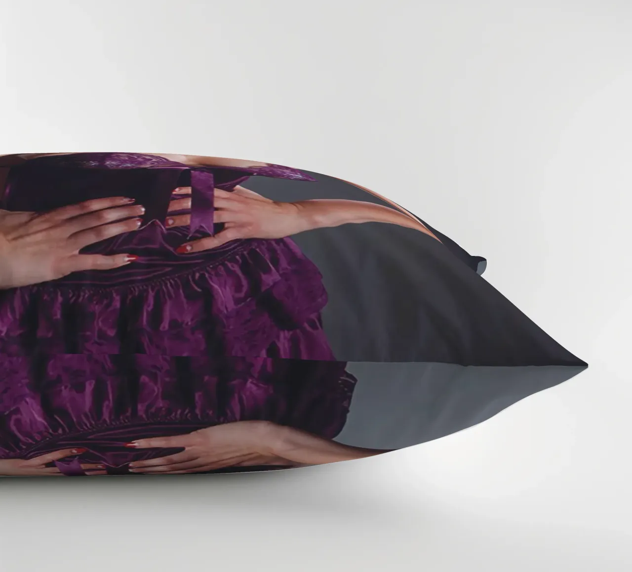 Bettsie in viola cuscino da Dave Hare Photography