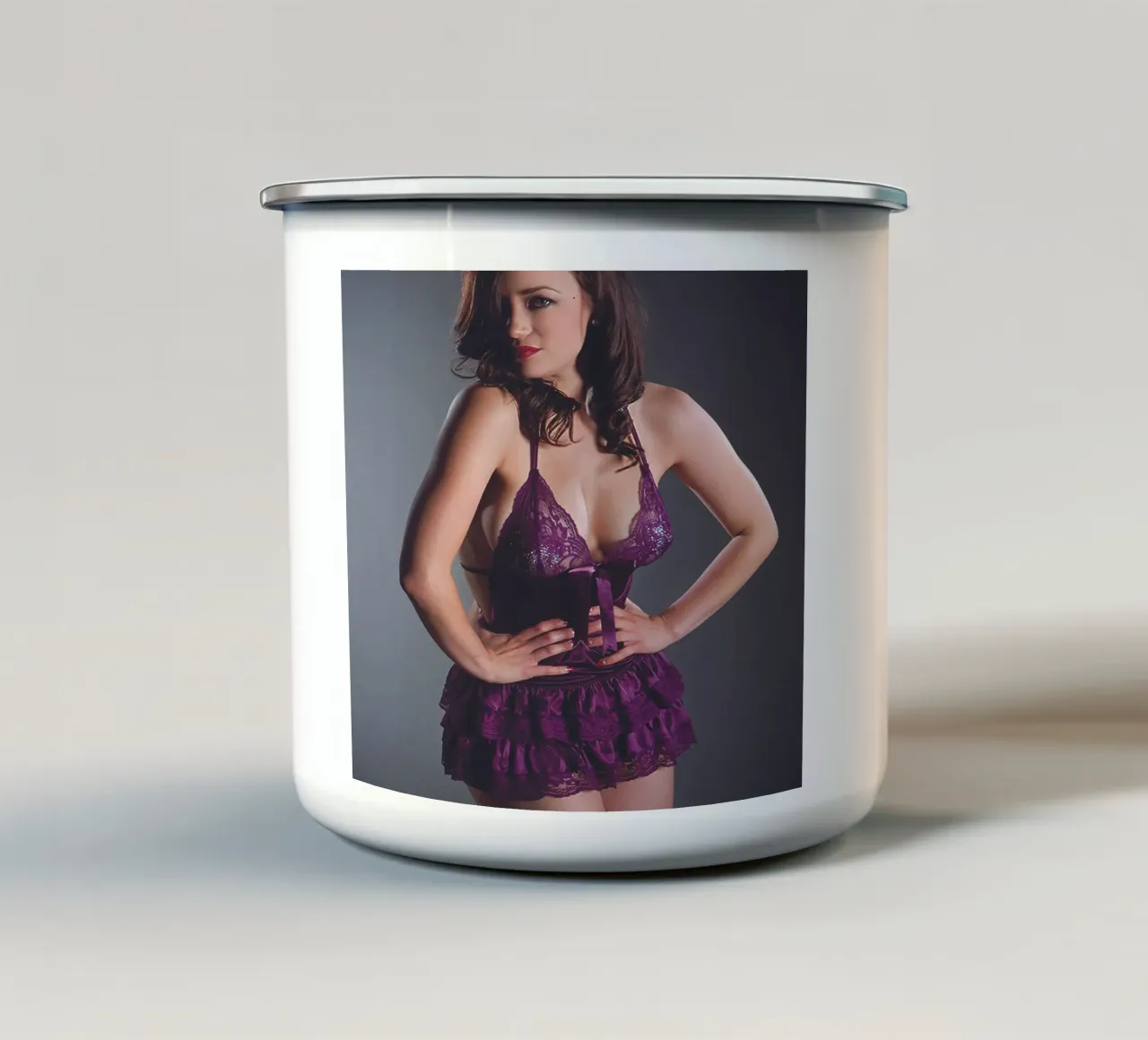 Bettsie in viola tazza in smalto da Dave Hare Photography